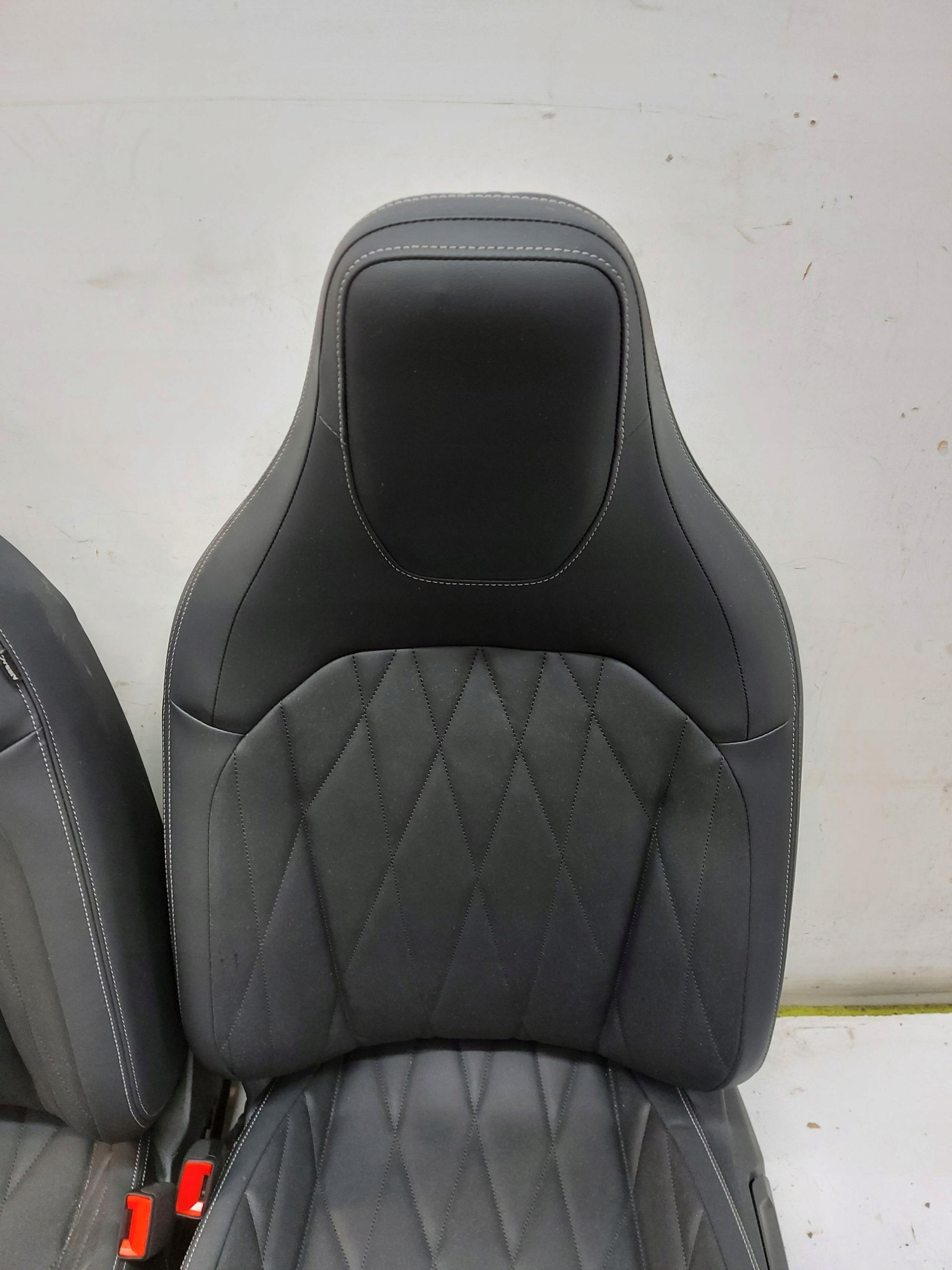 Ford Explorer VII R2KB, KANAPY Sitze vorne heck KPL
