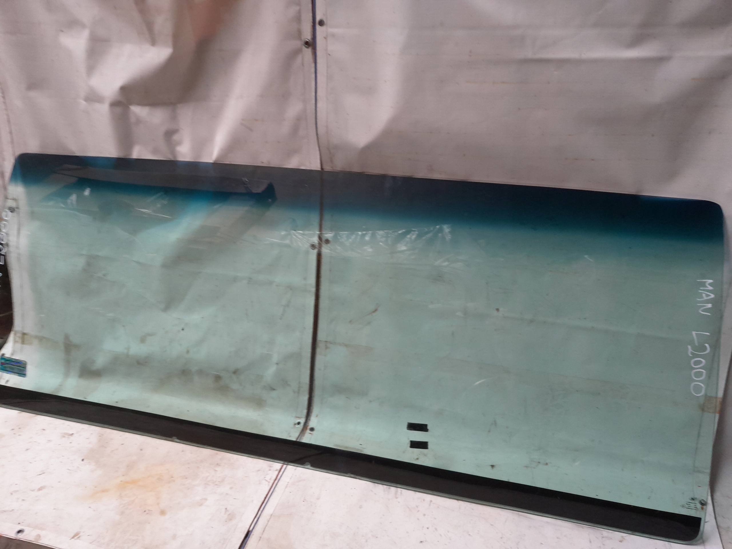 SZYBA CZOŁOWA PRZÓD PRZEDNIA MAN L2000 L-2000