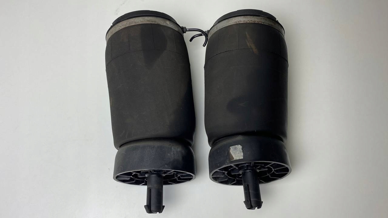 PODUSZKA MIECH ZAWIESZENIA TYŁ L462 HY32-5587-AA Producent części Land Rover OE