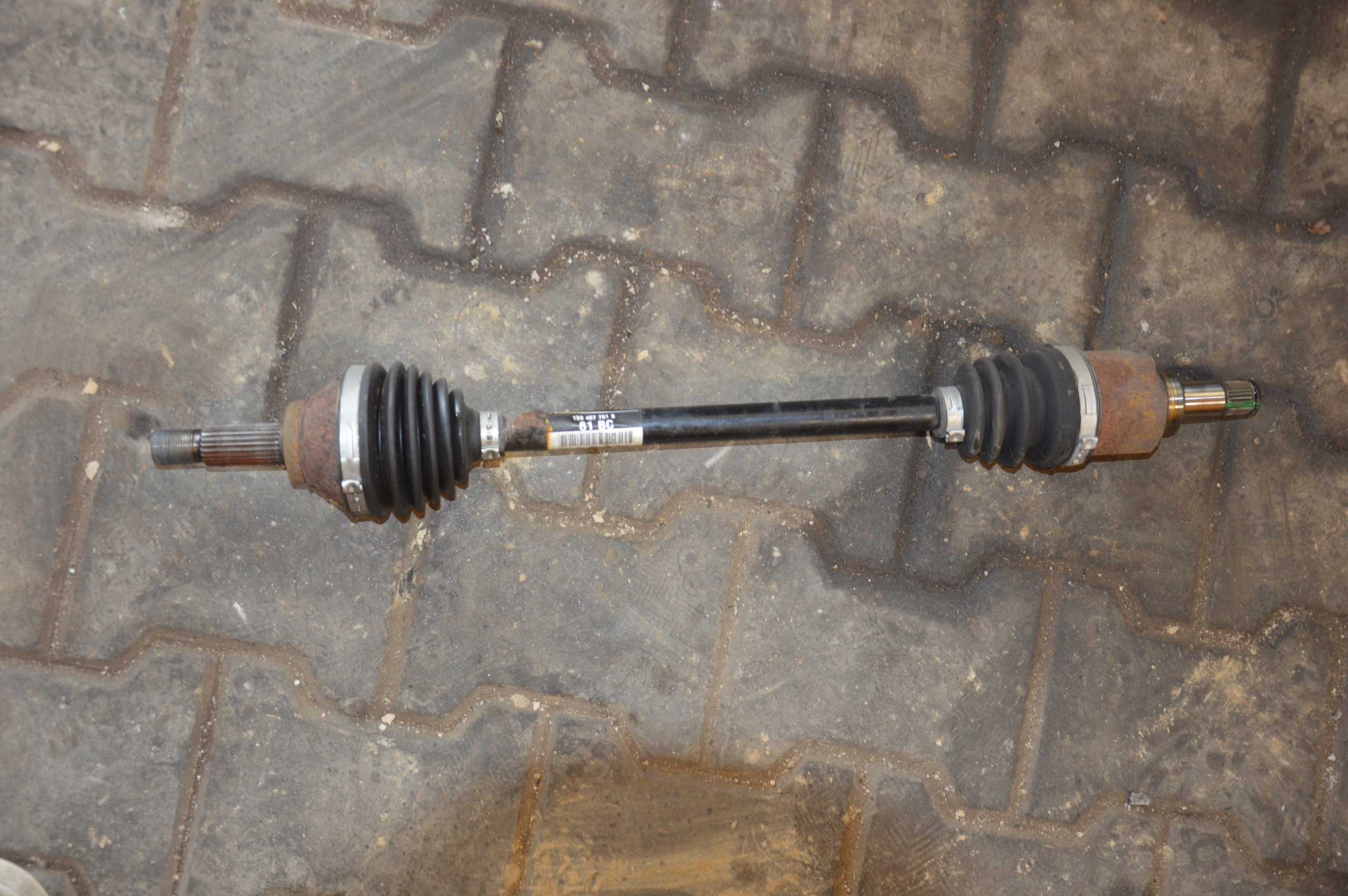 VW UP 3D 1.0 MPI Półoś lewa 1S0407761B