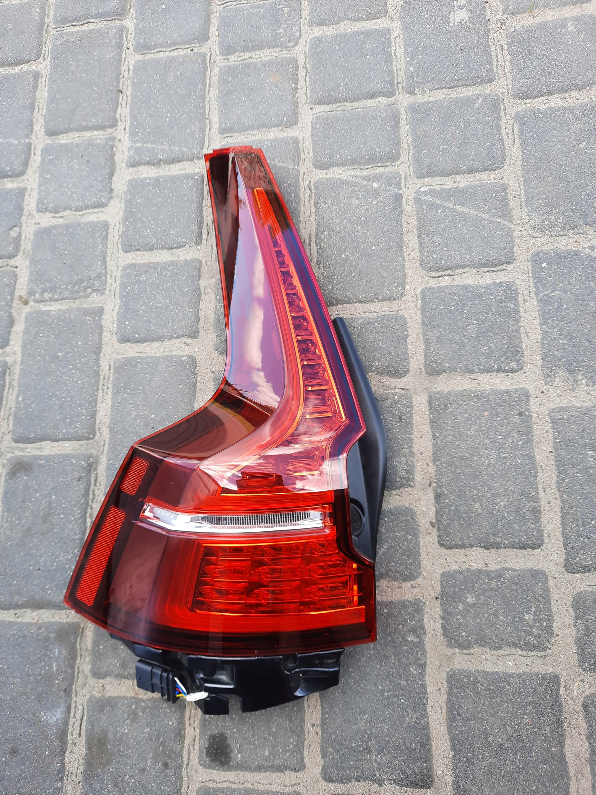 VOLVO V60 II 17- ФАРА ЛІВА ЗАД. 32291358