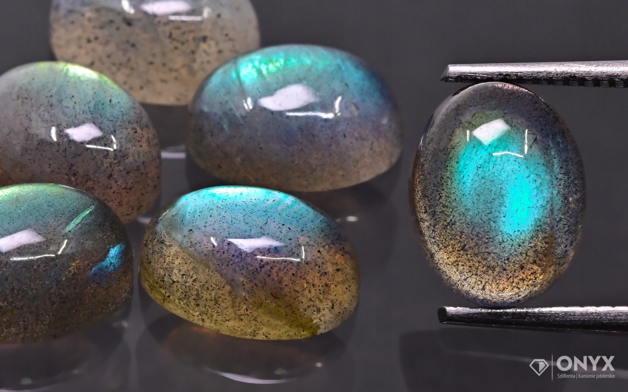 Labradorit A kabošon ovál 12x10 mm