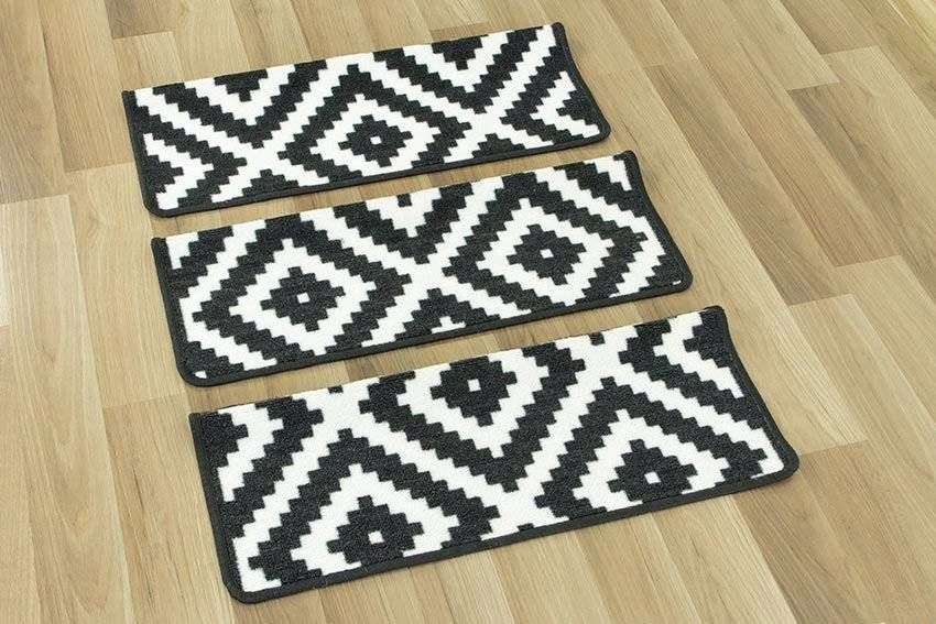 PODGUMOWANE NAKŁADKI TREPY NA SCHODY DREWNIANE ROMBY CZARNE 67x24+3cm Kształt prostokątny