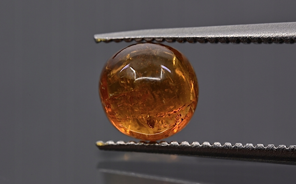 Turmalín kulatý kabošon fi 6 mm