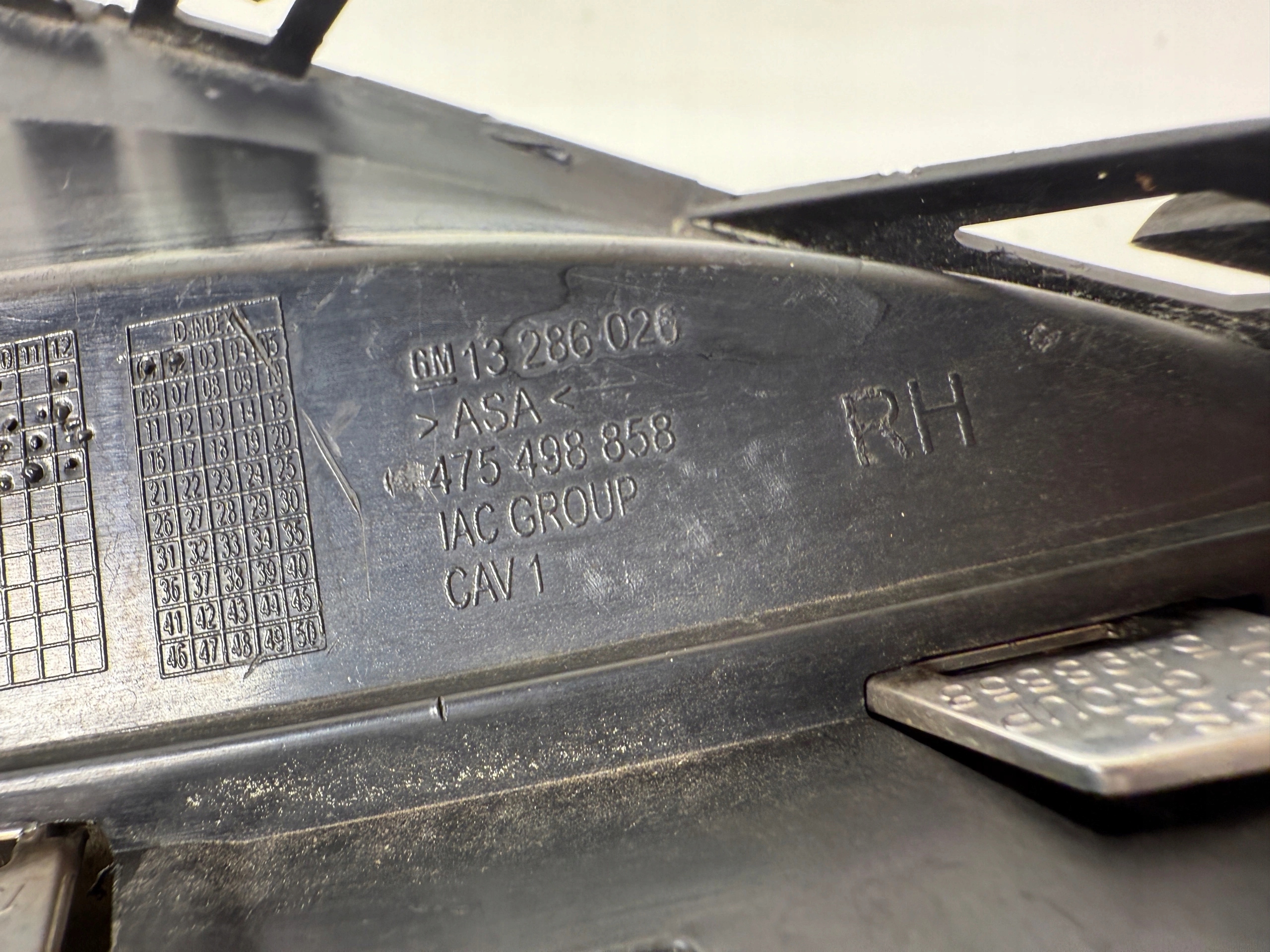 Opel Corsa D 06- grid of a bumper front 13286026