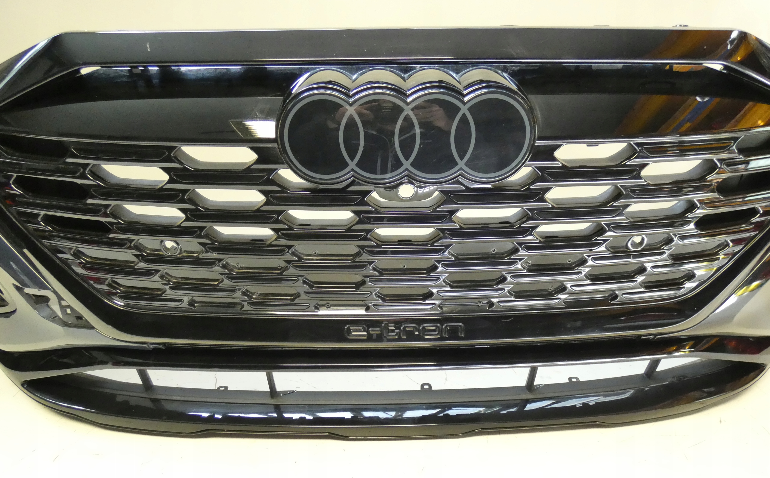 AUDI Q8 E-TRON FL S-LINE 4KE807725 POD 6 PDC SPRYSKI ZDERZAK PRZÓD PRZEDNI Strona zabudowy przód