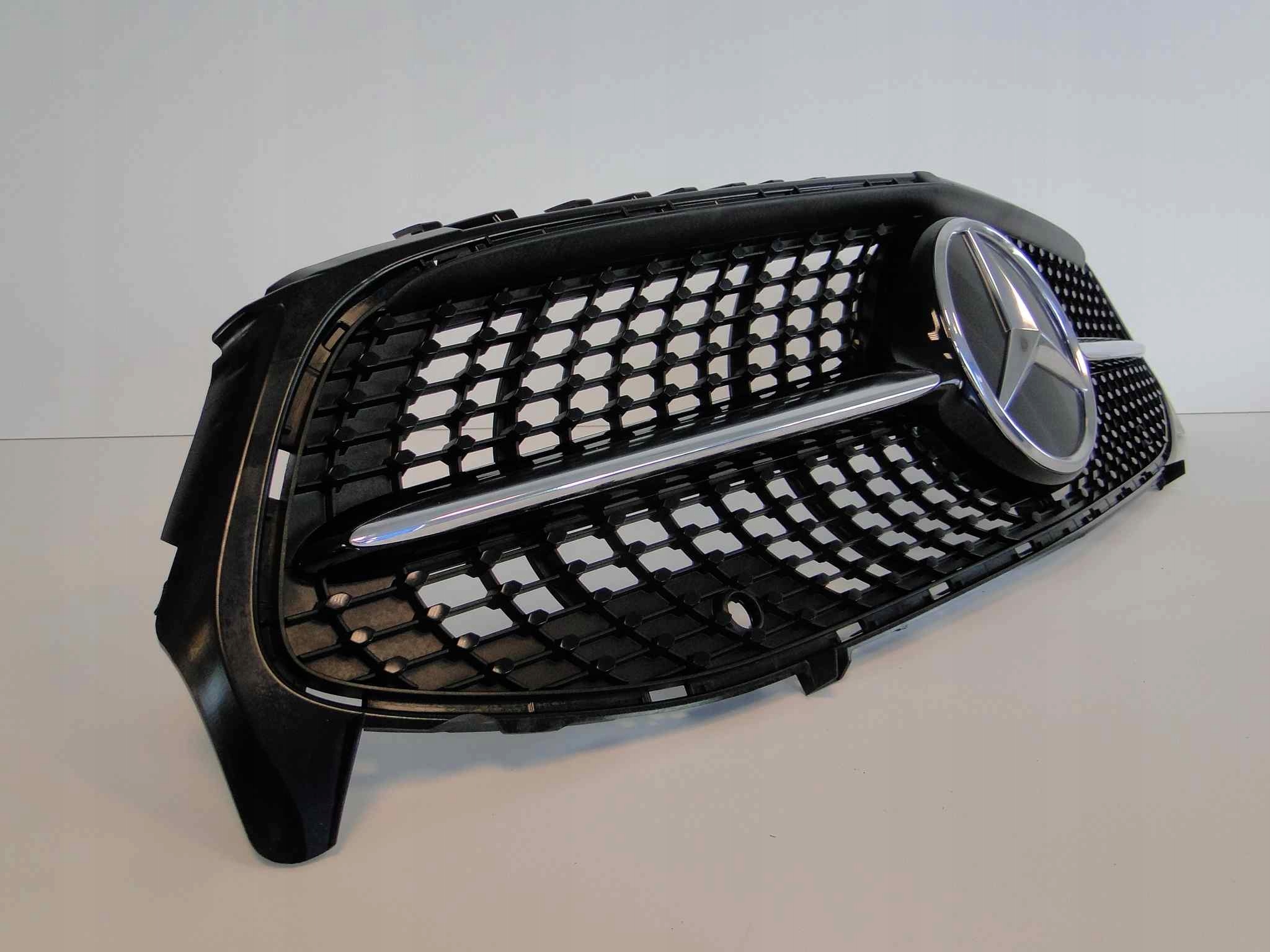 MERCEDES CLA 118 GRILL ATRAPA DIAMENT RADAR ORYG Strona zabudowy przód