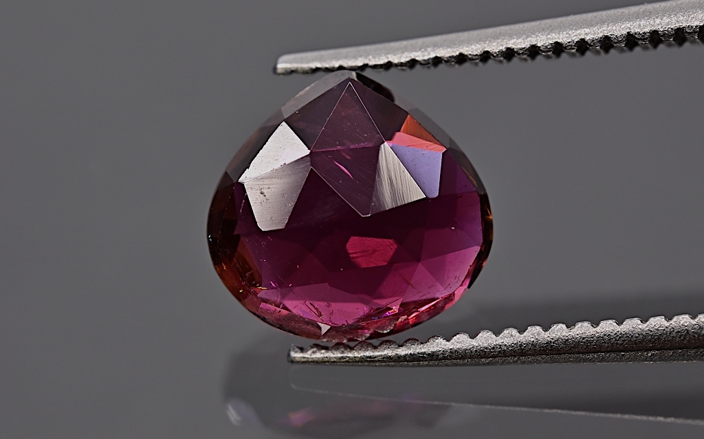 Turmalín oboustranně fasetovaný slza 7,5x7 mm