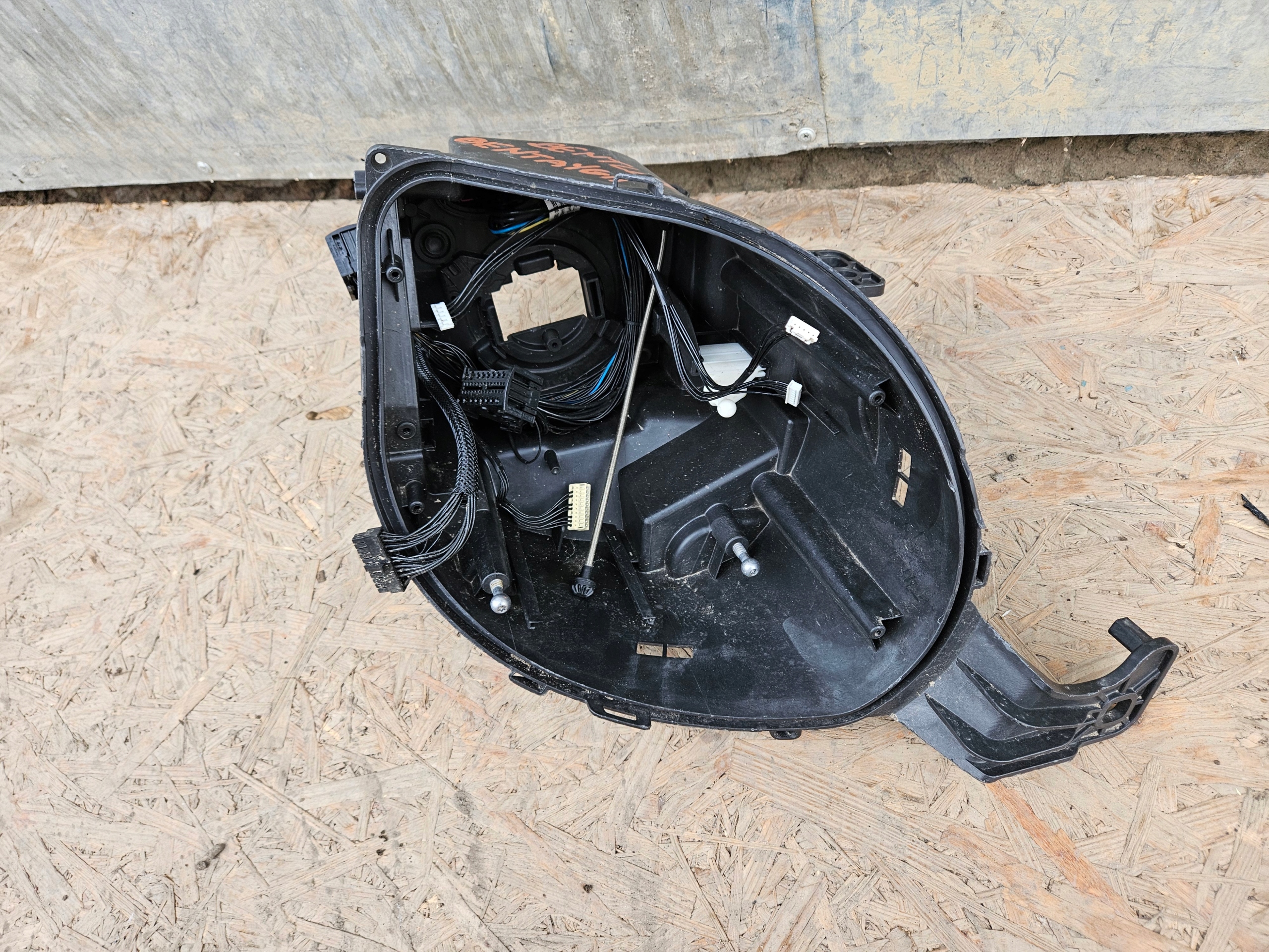 БЕНТЛИ БЕНТАЙГА КОРПУС КОРПУС ФАРЫ ПРАВА ПЕРЕД ПРАВЫЙ