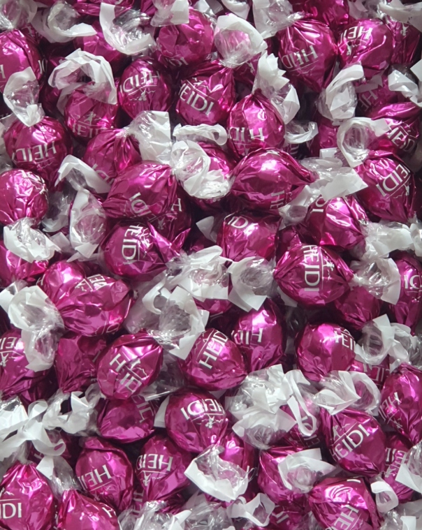 Levně Heidi bonbóny pralinky tmavá čokoláda s kandovanými třešněmi 2 kg