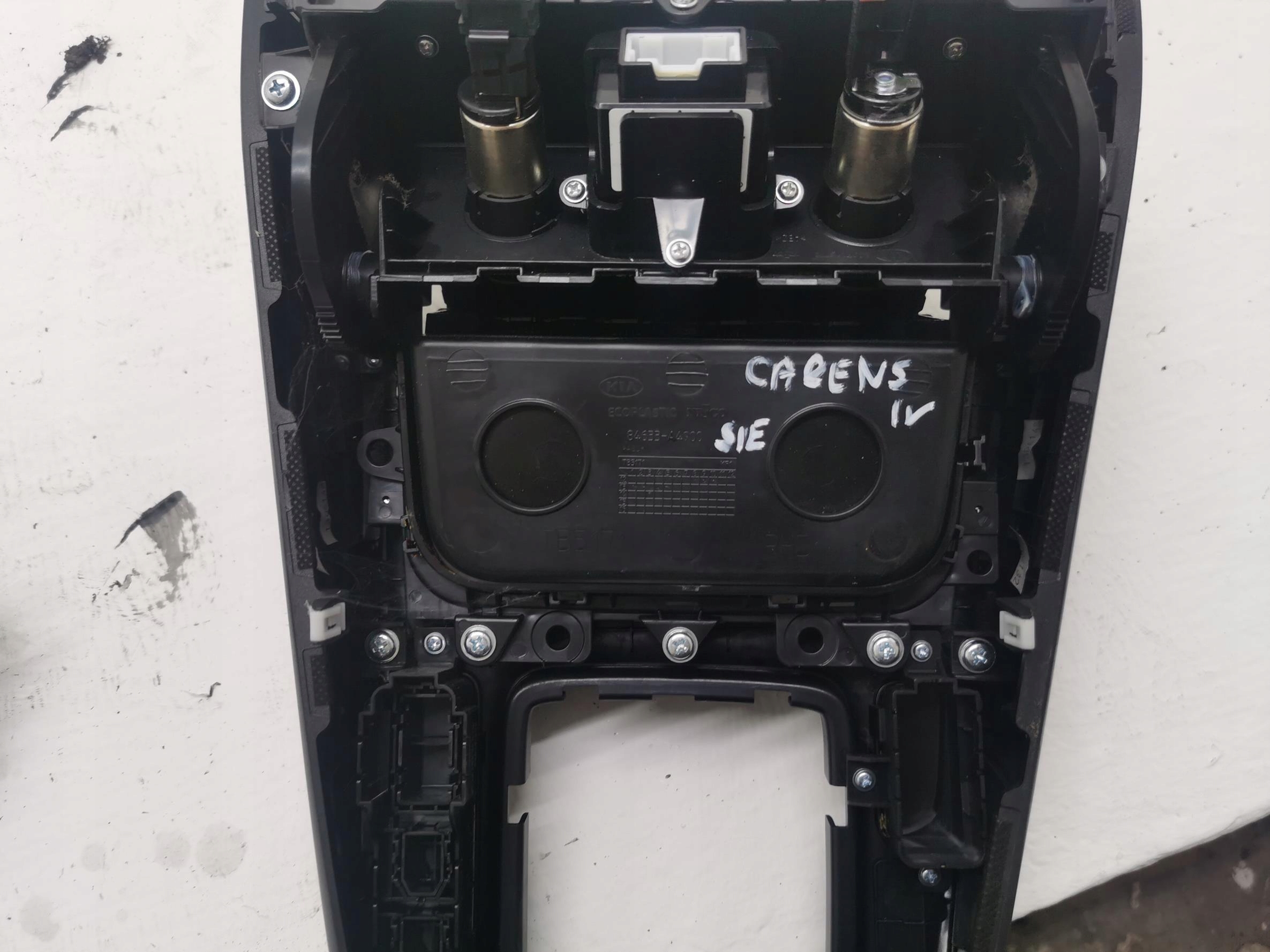TUNEL mitte KIA CARENS IV 13-19 84633-A4900 EU