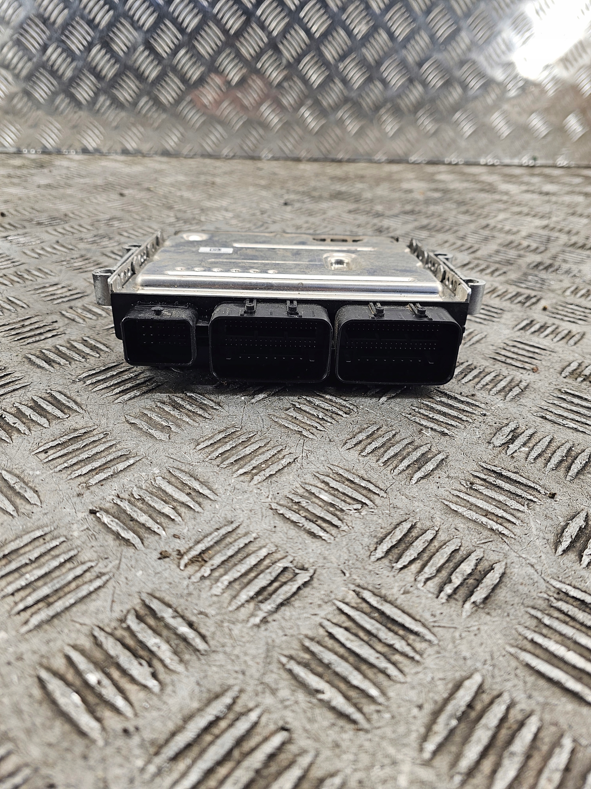 computer control unit of the engine RENAULT TRAFIC 2.0 20R 237104330S