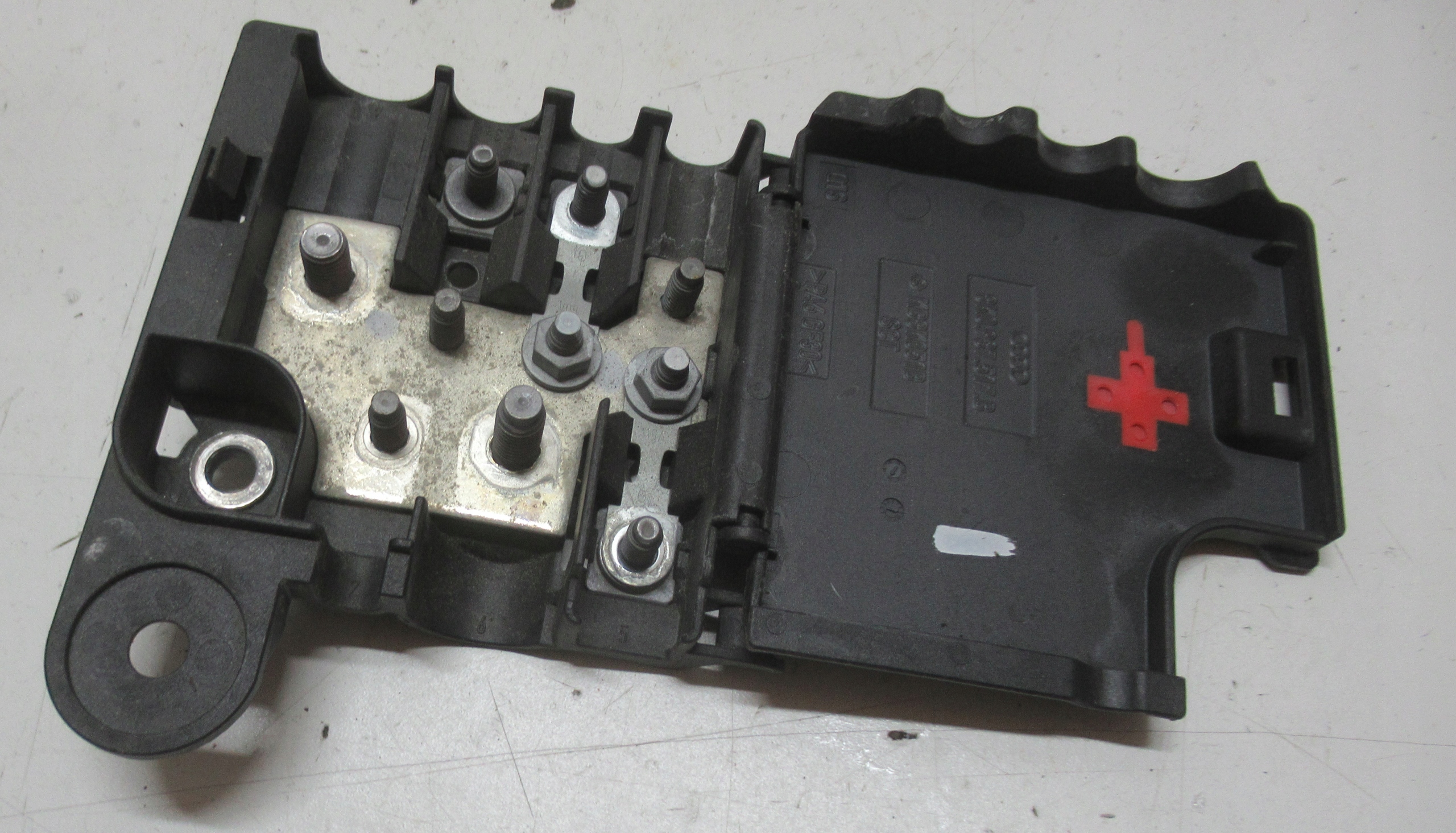 AUDI A4 B8 FL 2.0 TFSI 14R terminal plus 8K0937517B