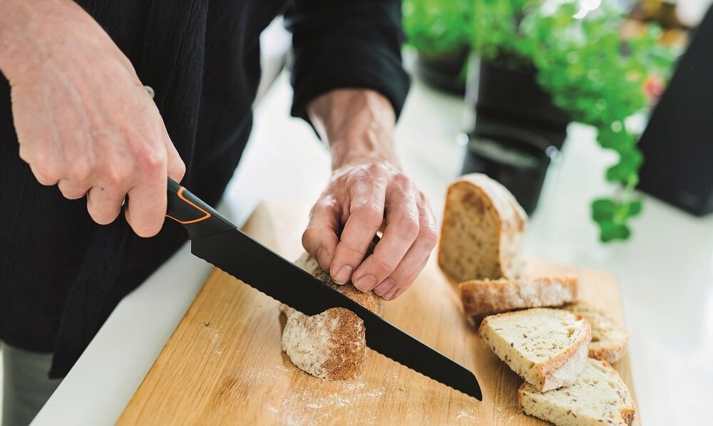 NÓŻ DO CHLEBA 23cm EDGE /1003093/ FISKARS Materiał uchwytu plastik