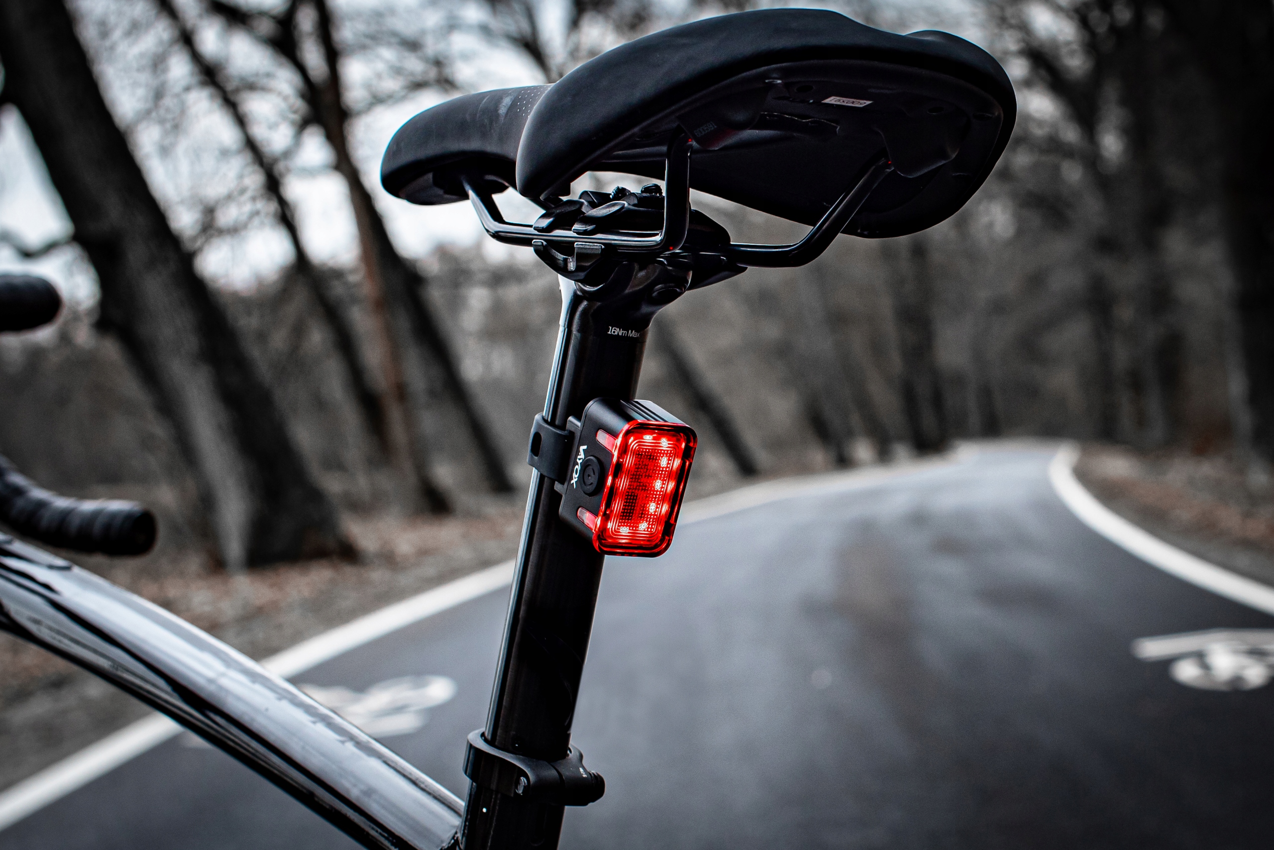 LAMPKA ROWEROWA TYLNA ŚWIATŁO LED NA ROWER CZEROWNE WODOODPRONA USB-C VAYOX Zasilanie akumulator