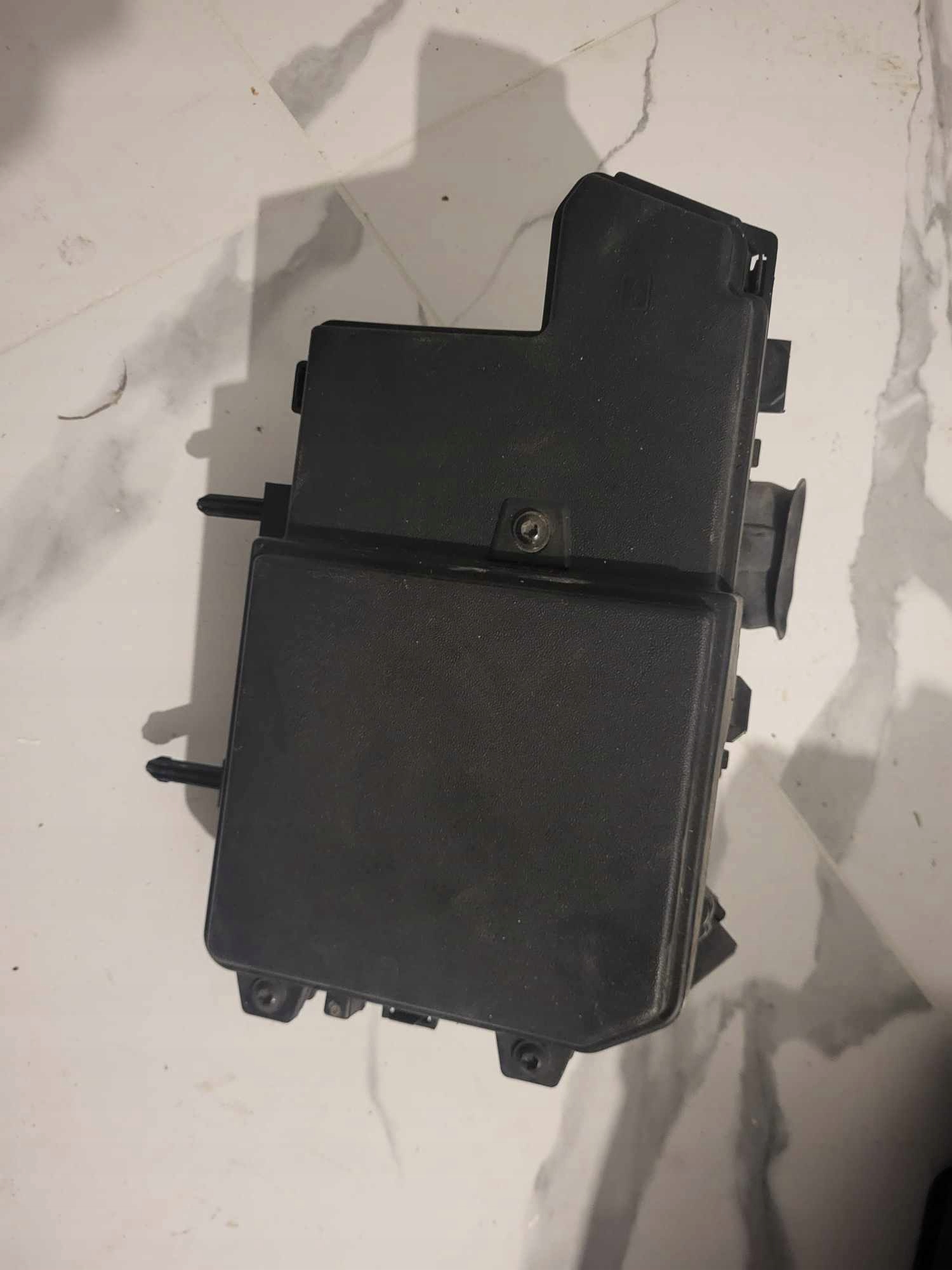 OBUDOWA SKRZYNKA BEZPIECZNIKÓW RENAULT SCENIC IV MEGANE IV 284B51057R