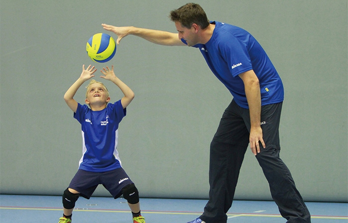 PIŁKA SIATKOWA MIKASA VS220 DLA DZIECI ŻÓŁTO-RÓŻOWA Rozmiar 5