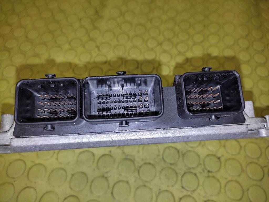 PEUGEOT 307 2.0 HDI control unit of the engine 0281010779