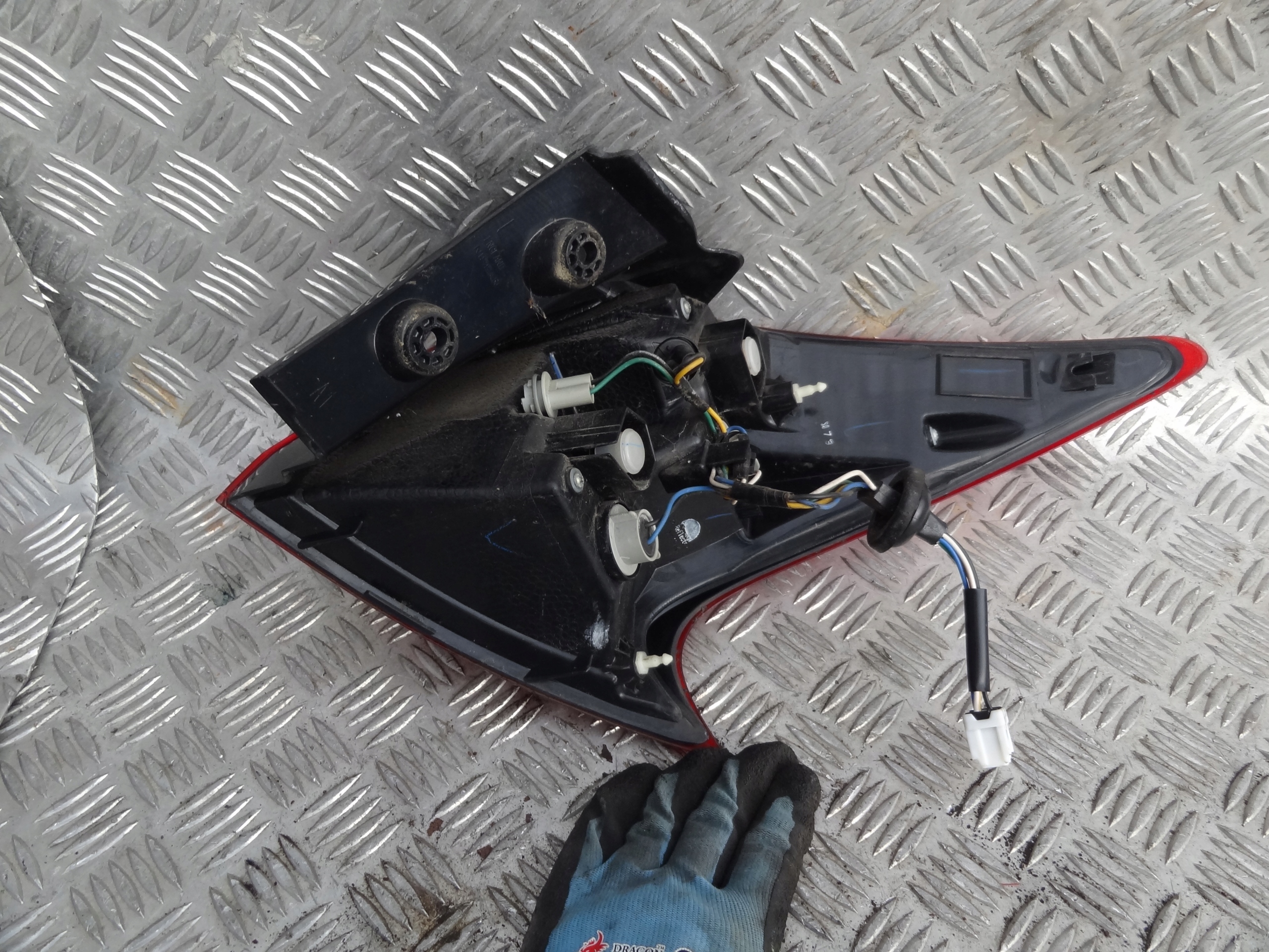 NISSAN PULSAR 2018 LAMPA TYLNA LEWA EUROPA KOMPLETNA ORYGINAL Strona zabudowy lewa