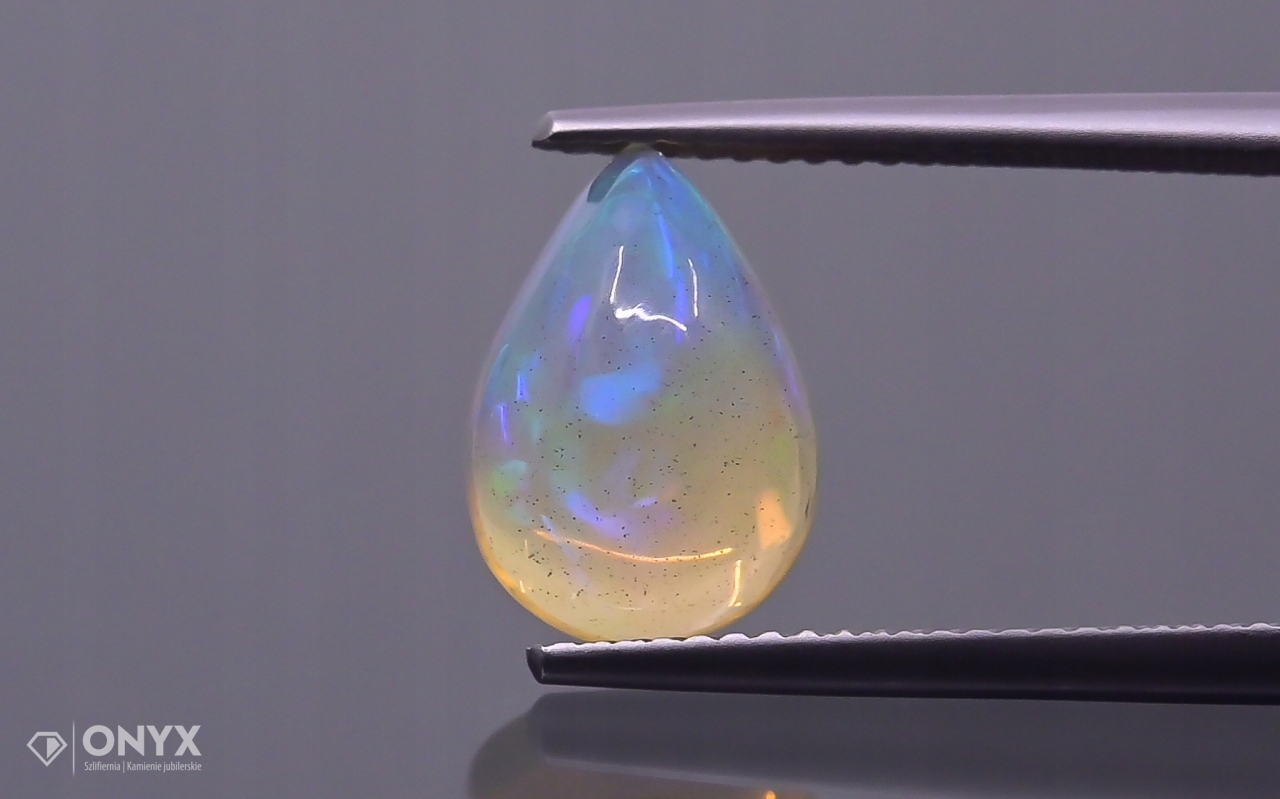 Opál z Etiopie kabošon slza 11,5x8 mm