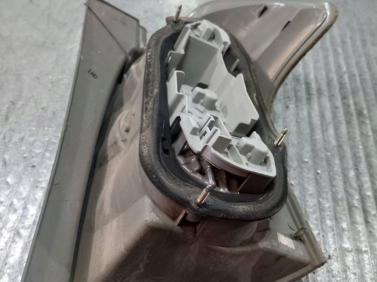 LAMPA TYLNA LEWA TOYOTA COROLLA VERSO II 0F-01 Typ samochodu Samochody osobowe