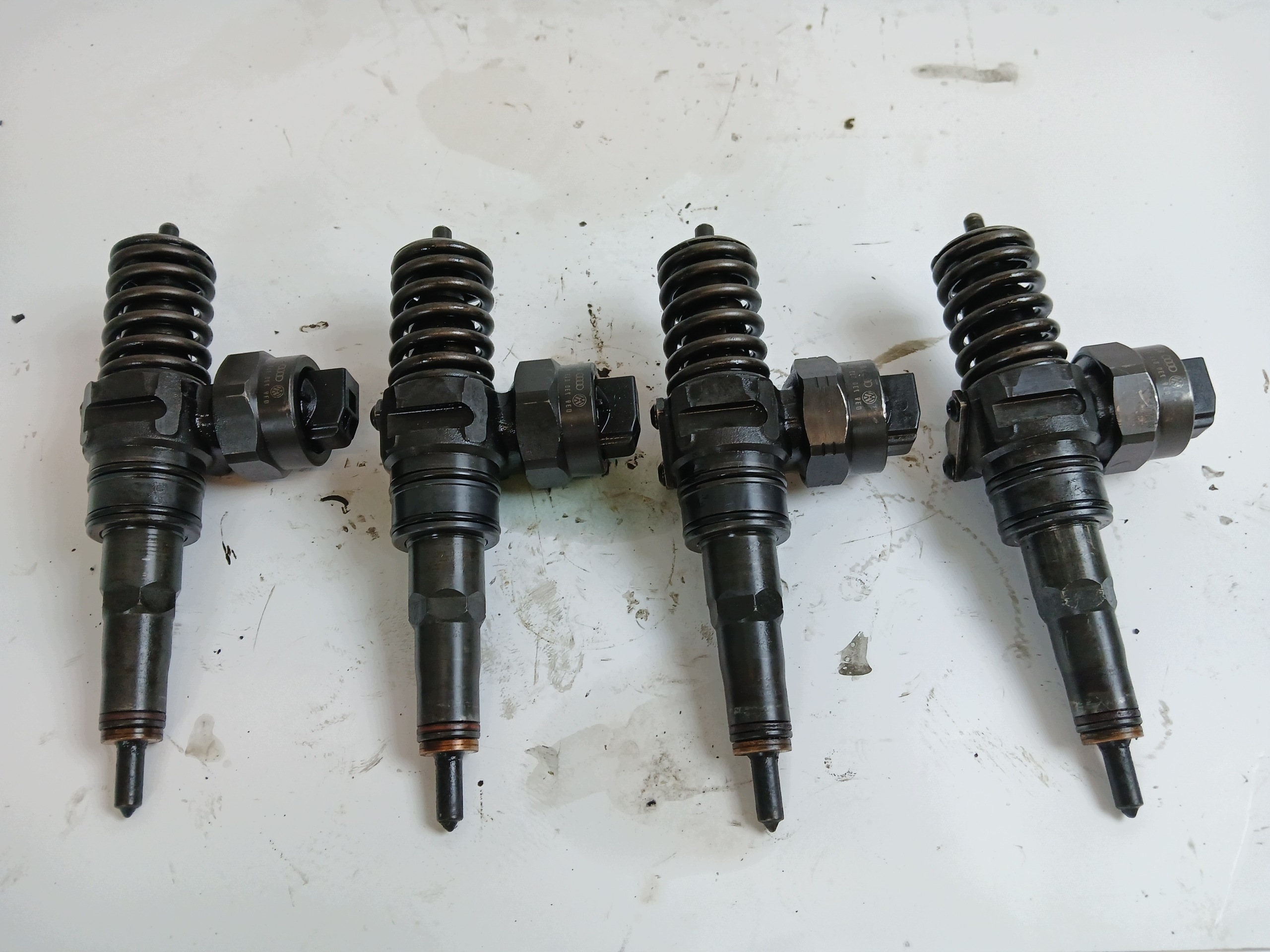 VW PASSAT B5 LIFT OCTAVIA e SHARAN e 1.9 TDI Iniettore 038130073AC