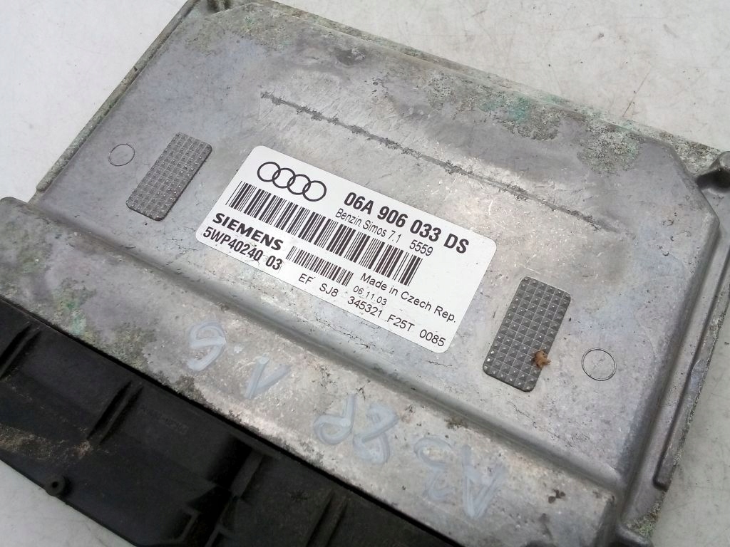 Audi A3 8P computer control unit of the engine 06A906033DS
