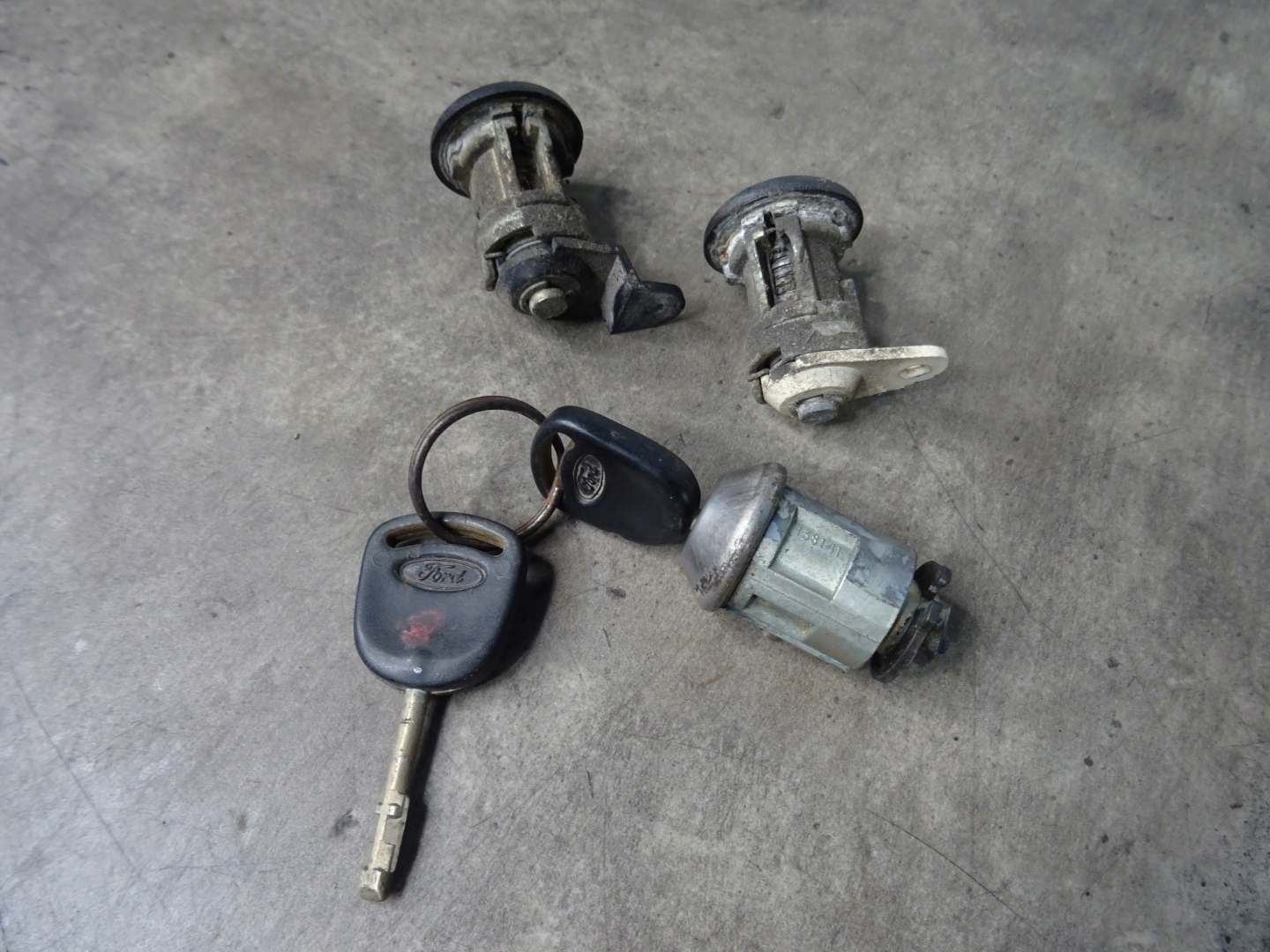 STACYJKA WKŁADKA ZAMKA DRZWI KLAPY FORD TRANSIT IV Producent części Ford OE