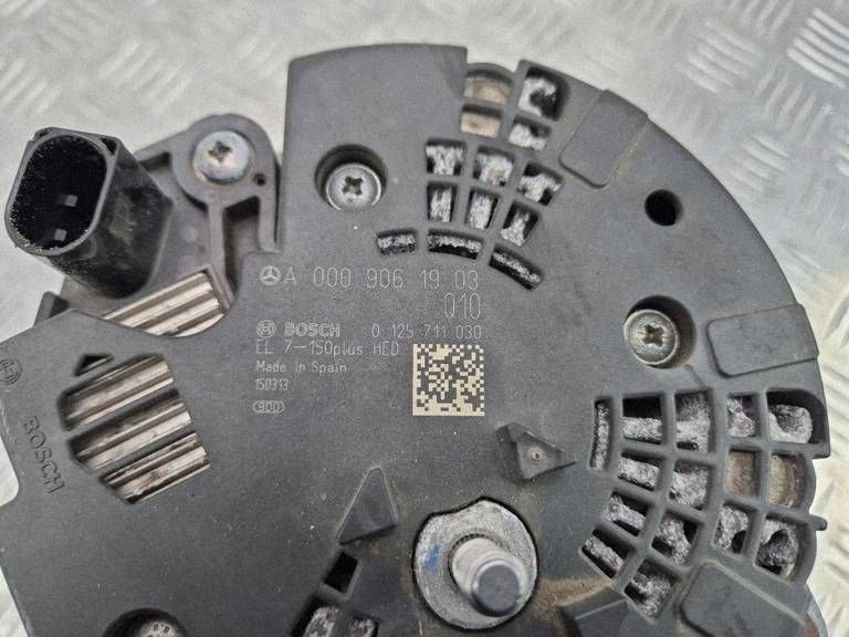 Mercedes A220 W176 2.0 Alternator A0009061903