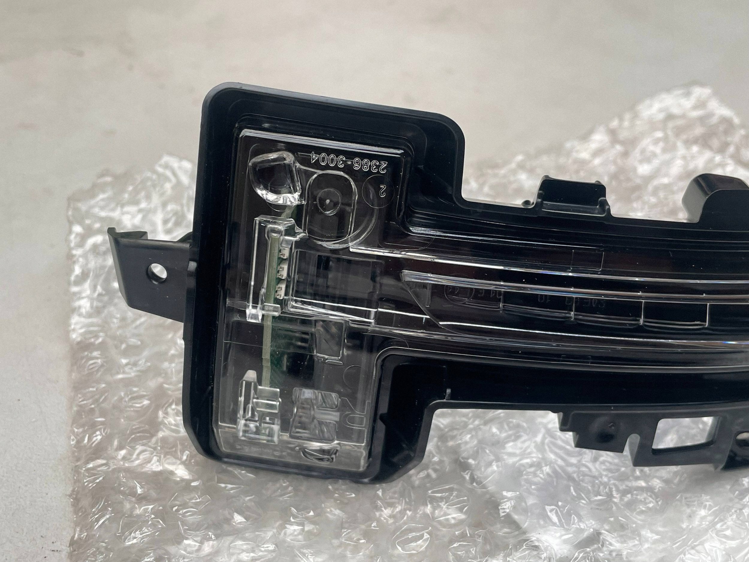 indicator W LUSTERKU left side RENAULT MEGANE E-TECH 261606PA0A @A