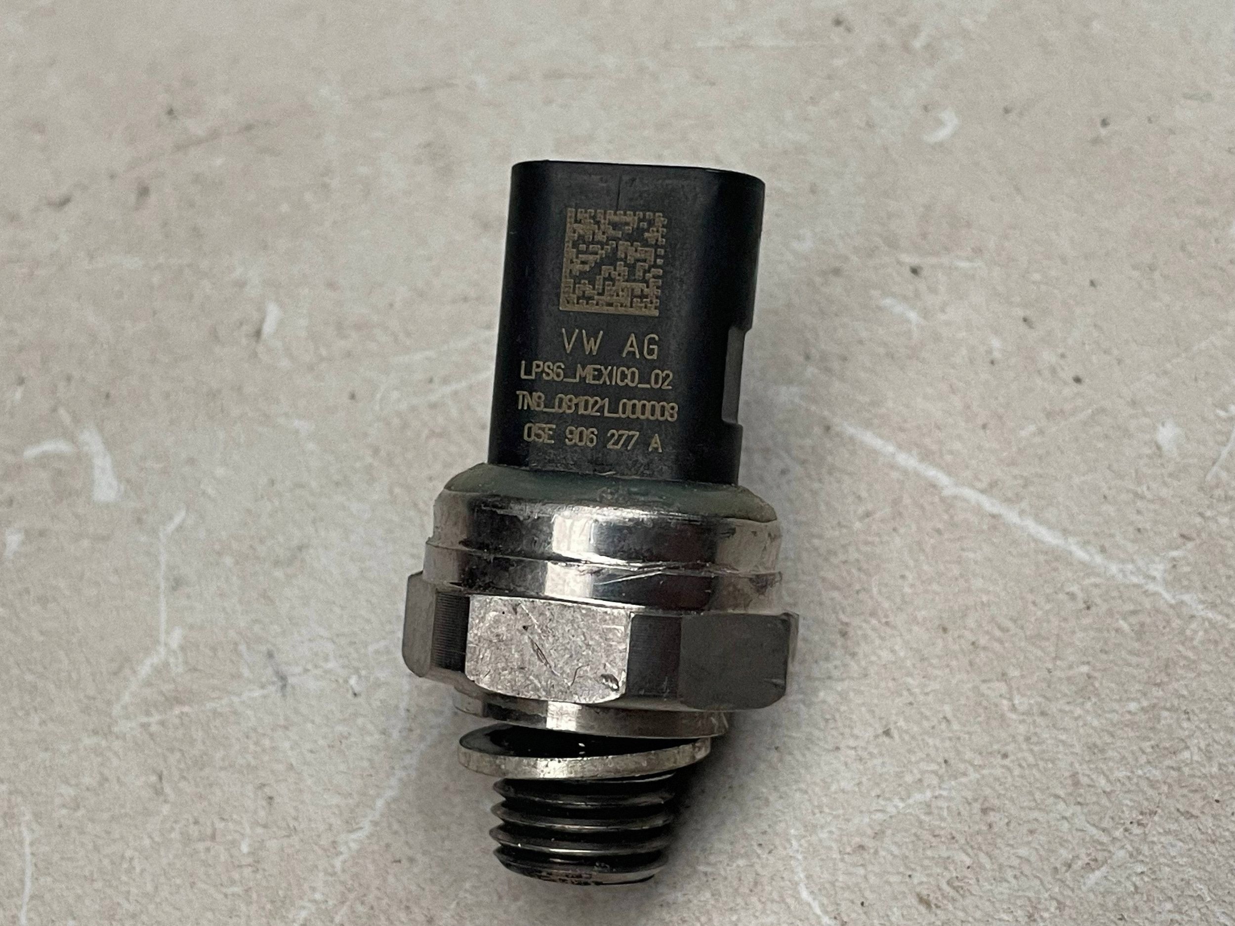 sensor druck oil VOLKSWAGEN GOLF VII 05E906277A @A