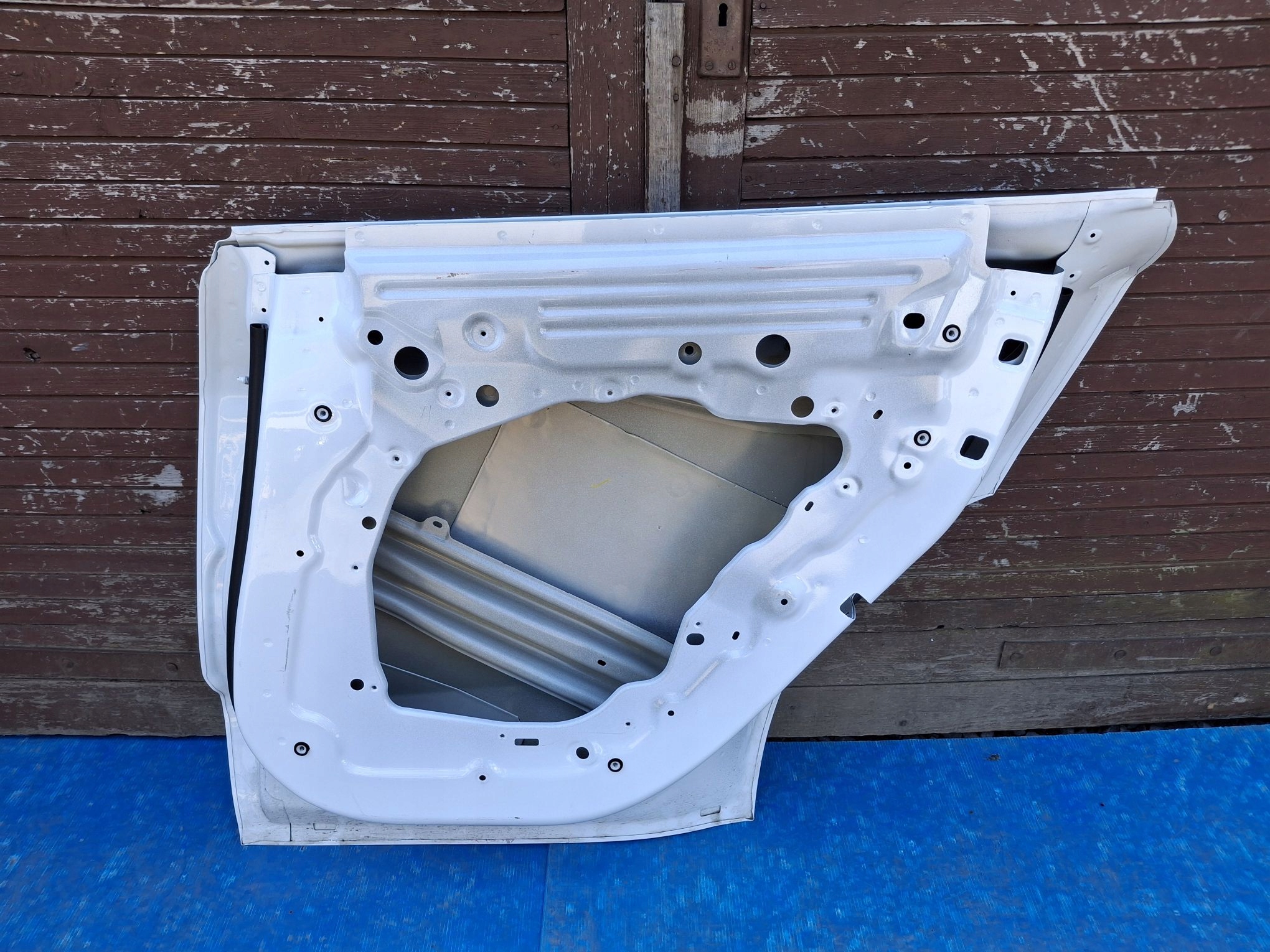 door right rear. TESLA MODEL Y 2020R->