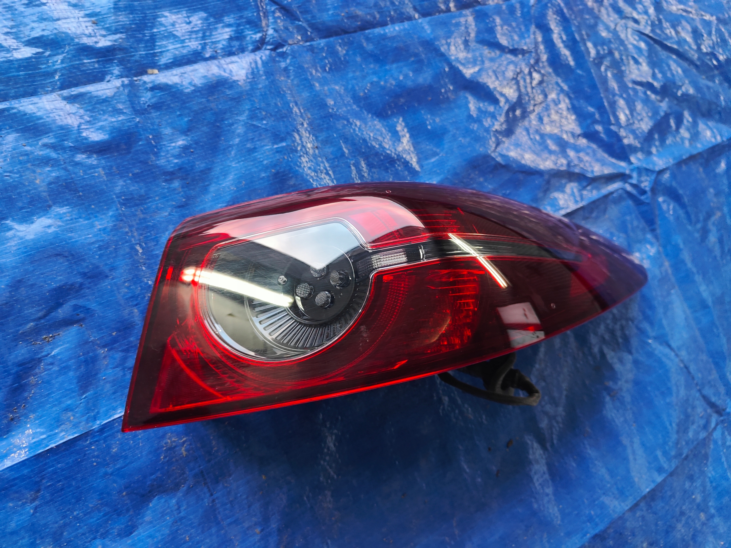 MAZDA 3 BP SEDAN LAMPA PRAWA TYLNA