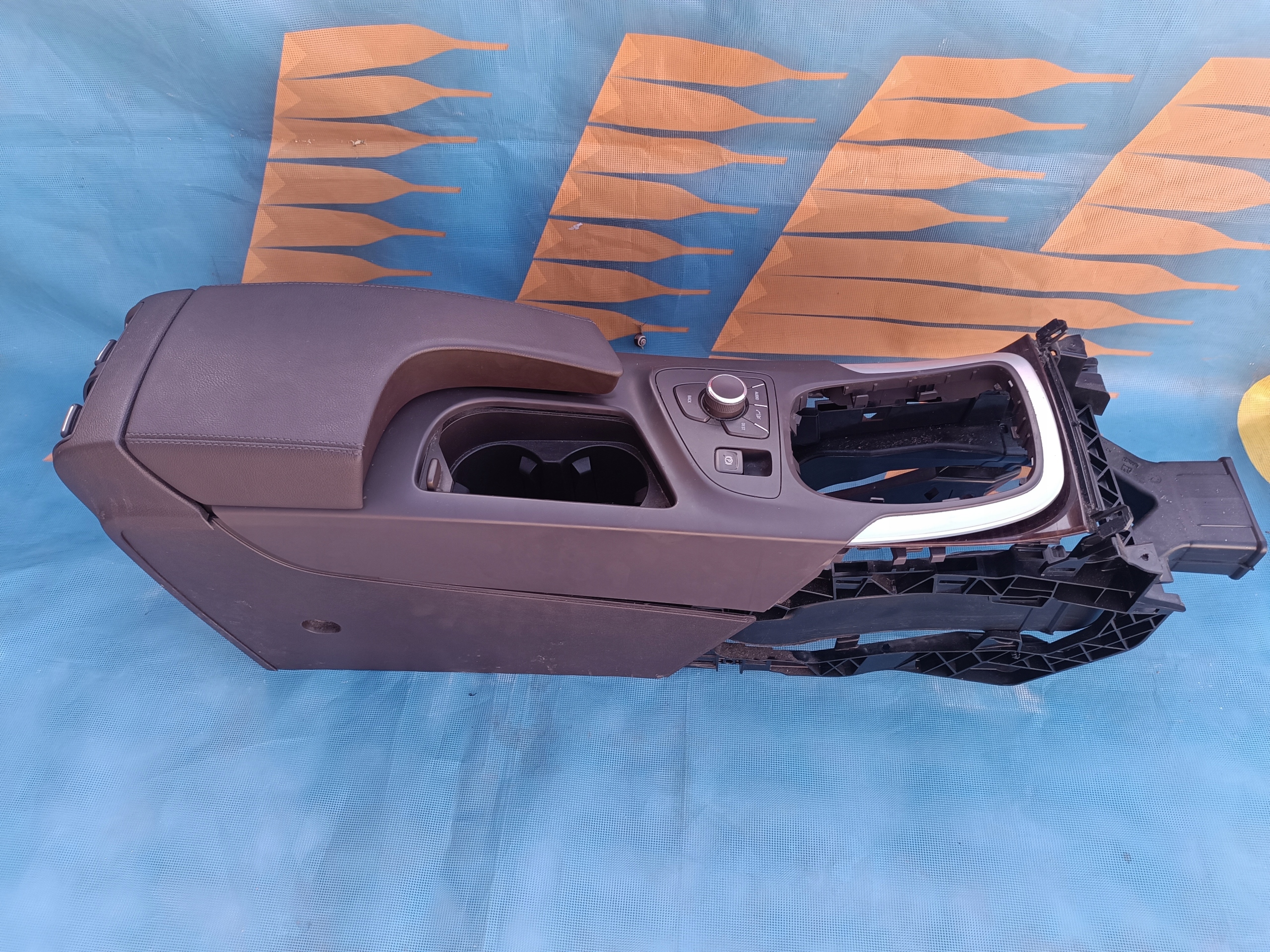 opel INSIGNIA A тунель середина панель навигации 13310071