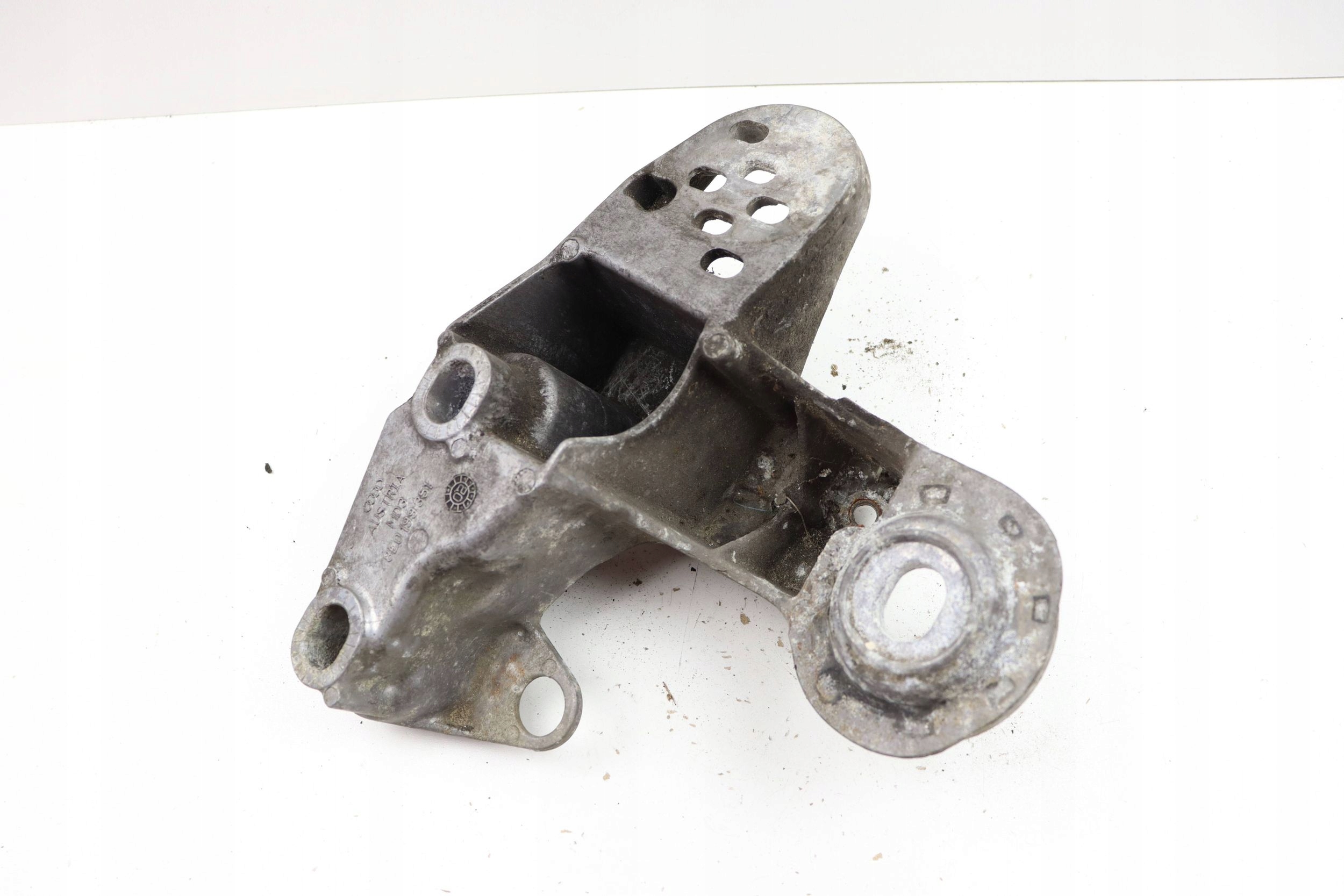 AUDI A4 B6 B7 Poignée Support plaque Moteur Support Gauche 8E0199351