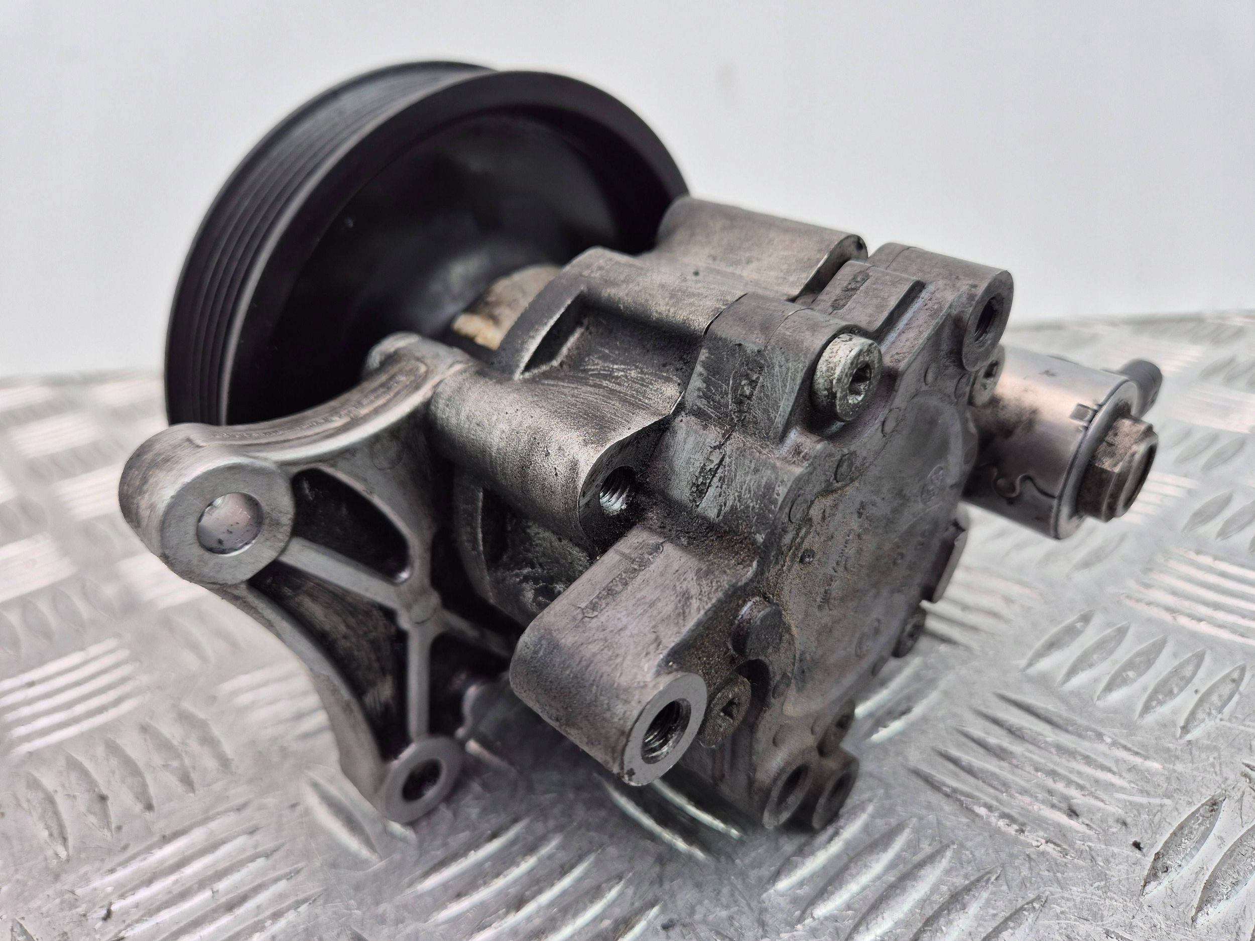 Mercedes C250 CGI W204 servo pump A0064667501