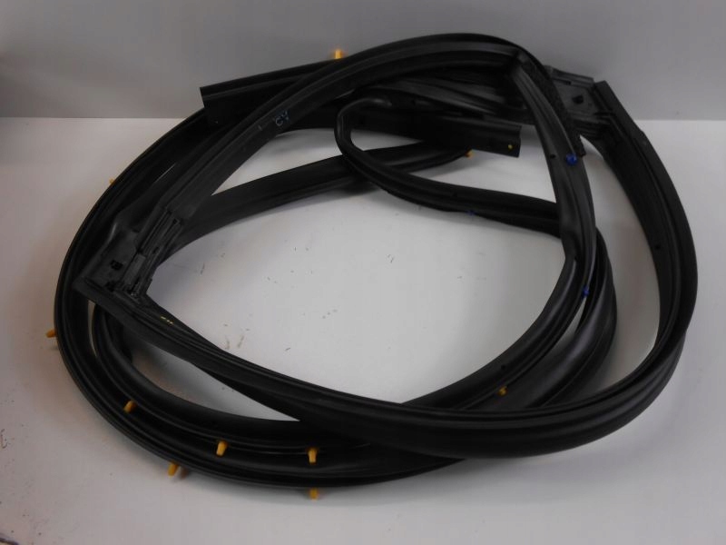 KADJAR USZCZELKA DRZWI PRAWE TYL Part manufacturer Renault OE