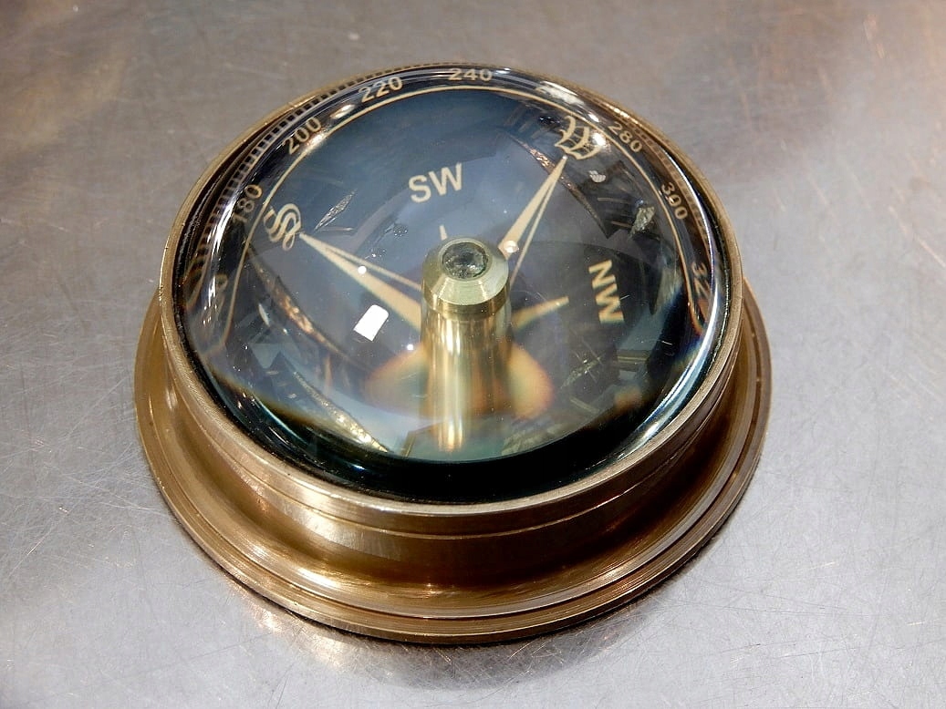 KOMPAS PRZYCISK NA BIURKO KAPITANA STERNIKA MAJTKa Producent inna