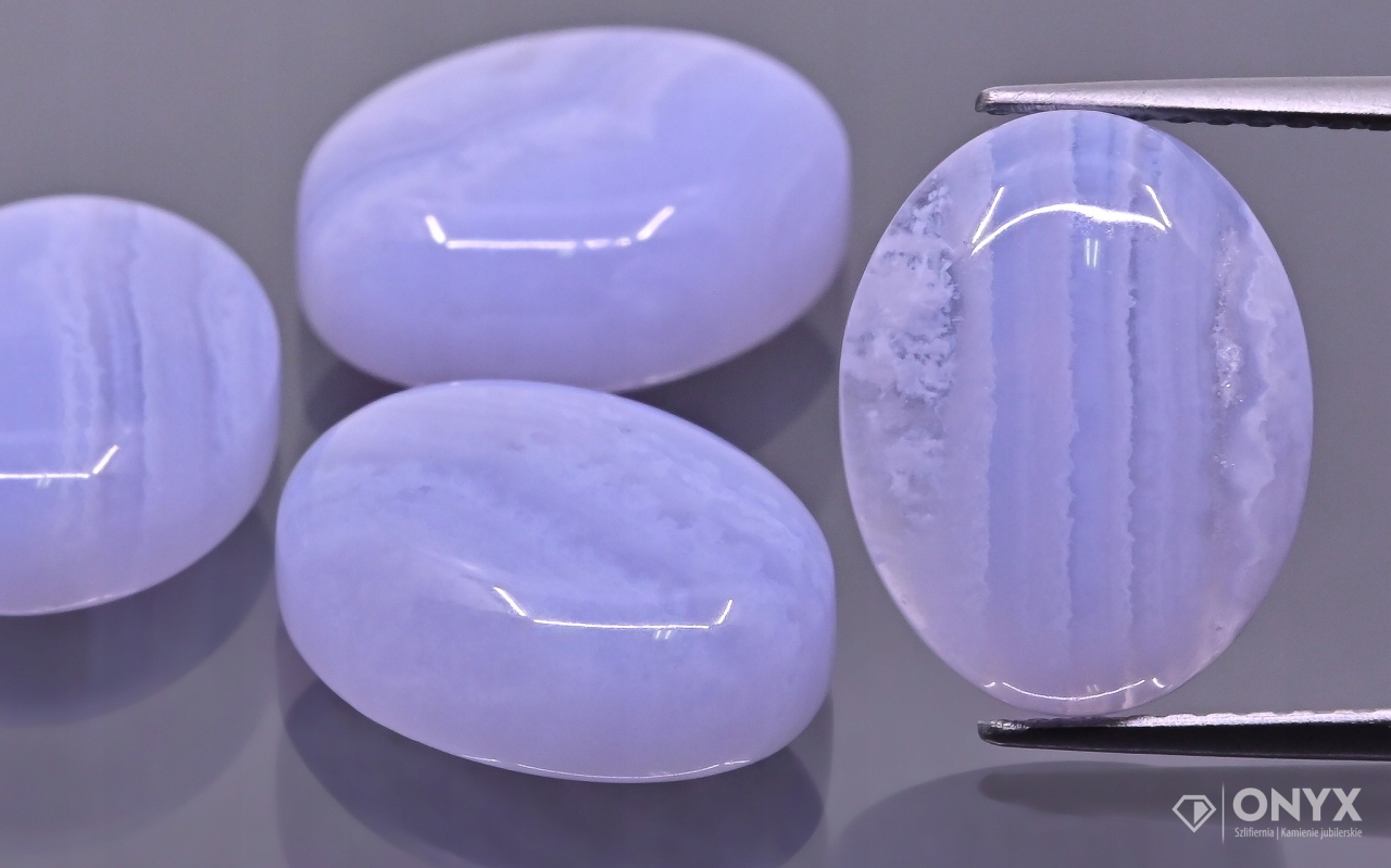 Achát blue lace nízký kabošon ovál 19x15 mm