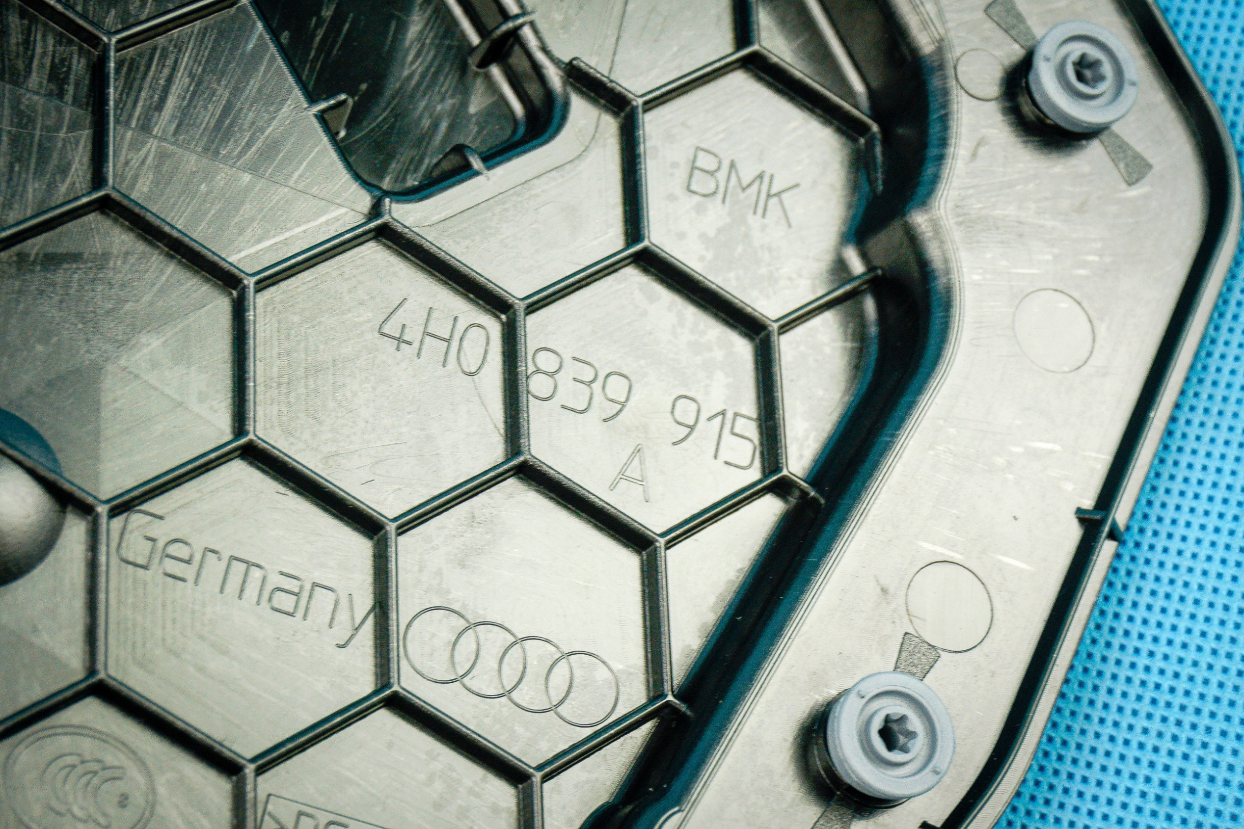 engine dociagu door Audi A6 A7 A8 S8 4H 4F0837059