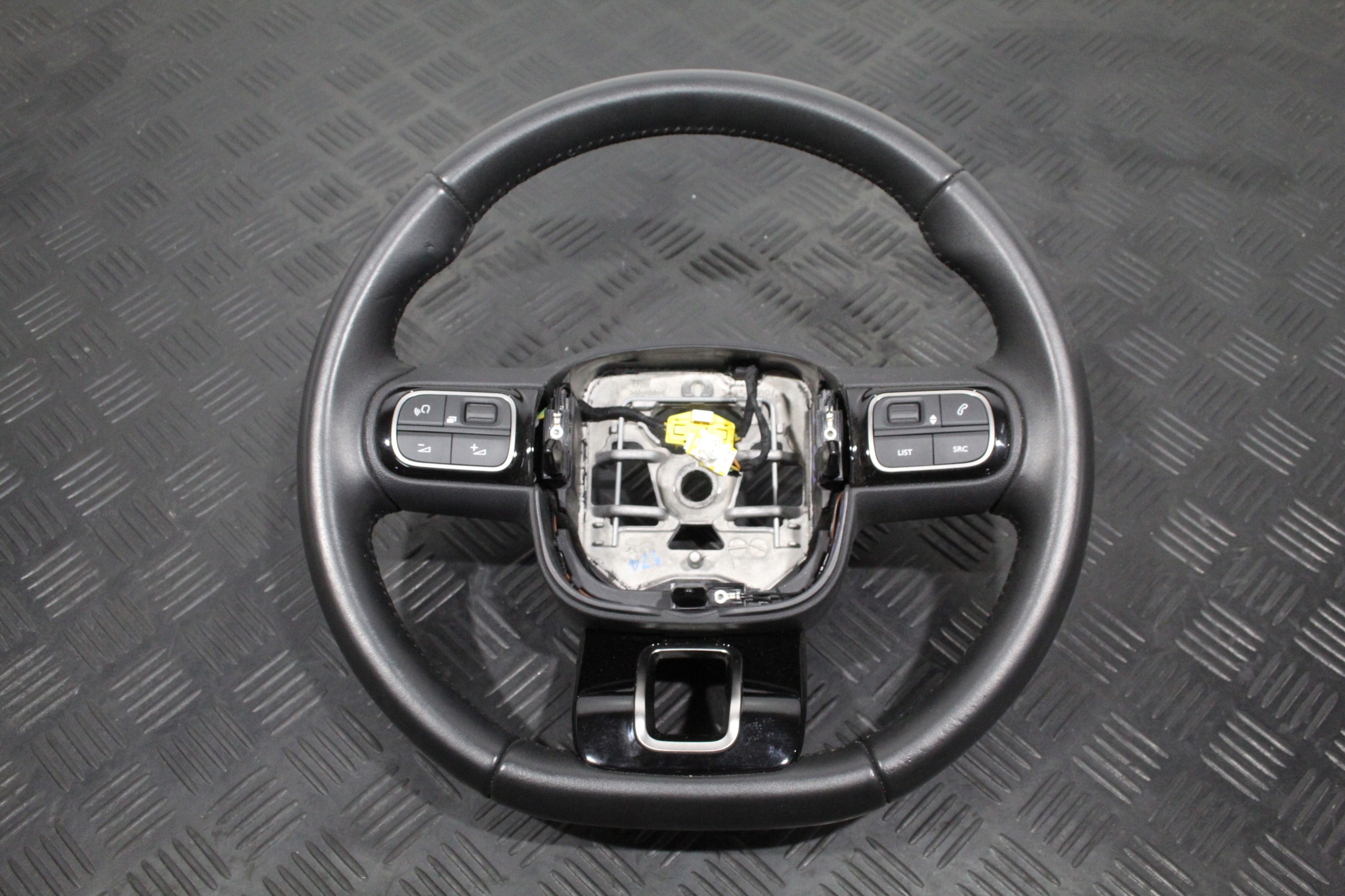 VOLANT MULTIFUNKCJA BERLINGO IV 4