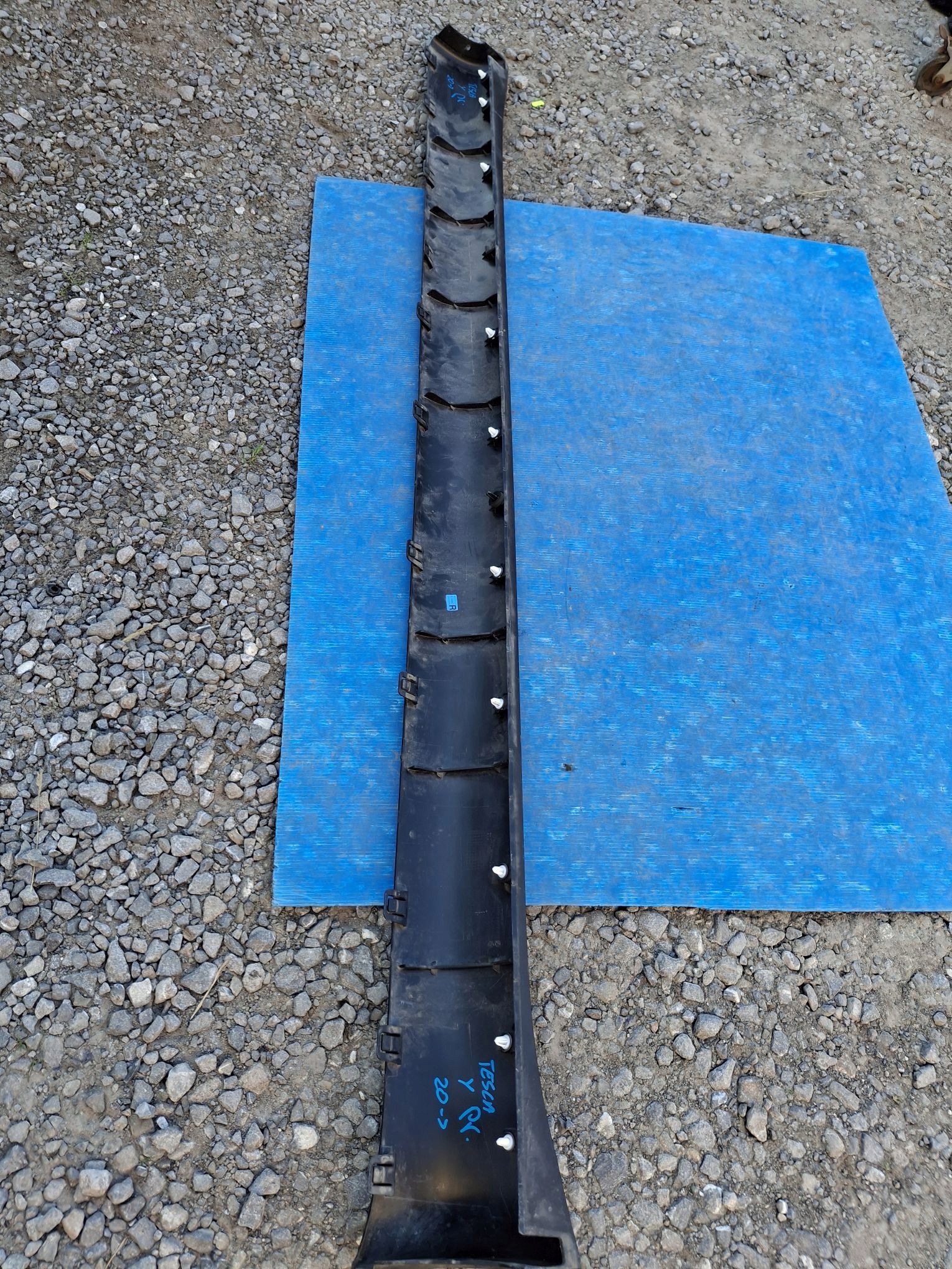 moulage seuil seuil droit TESLA MODEL JUNIPER 2024R->