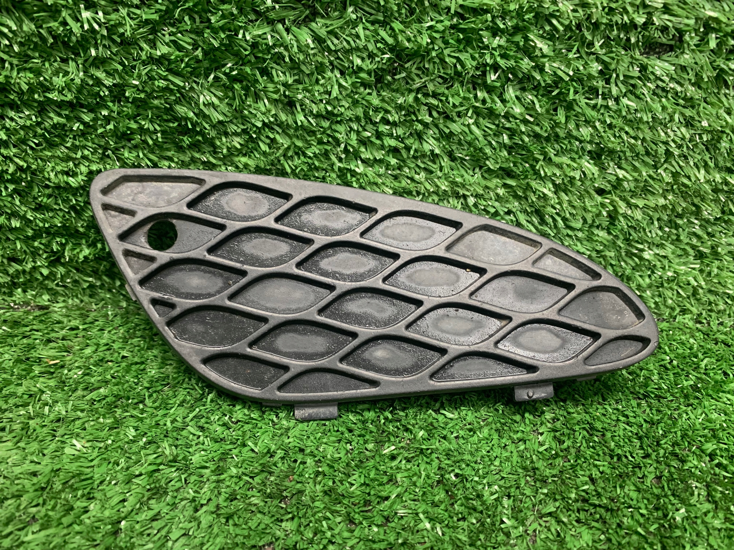 Mercedes-Benz E W211 grid of a bumper right front a2118850253