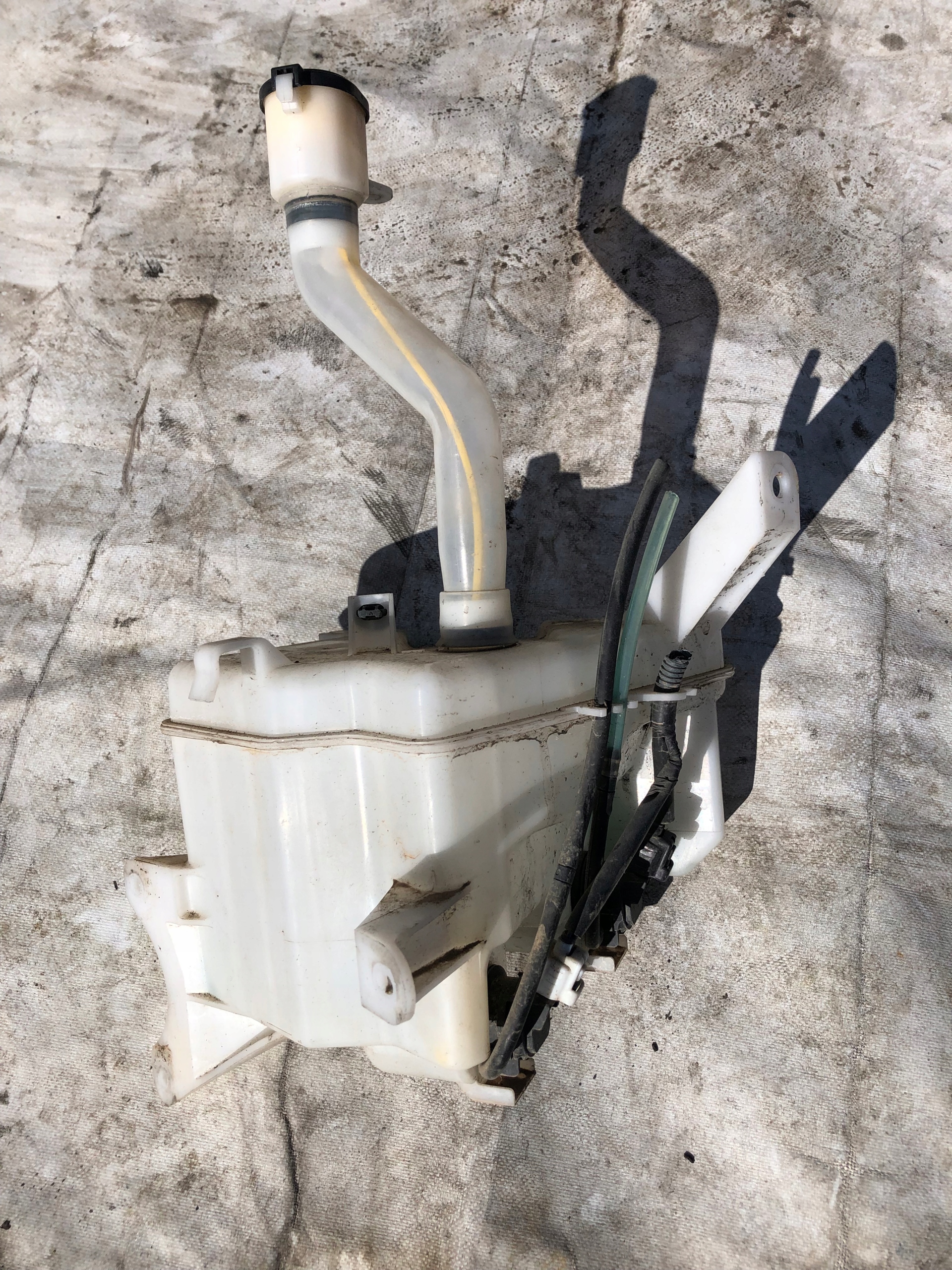 washer fluid tank TOYOTA AURIS and 060851-252