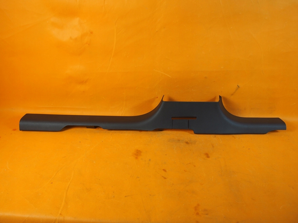 Audi E-Tron обшивка стойки порога правая 4KE853906