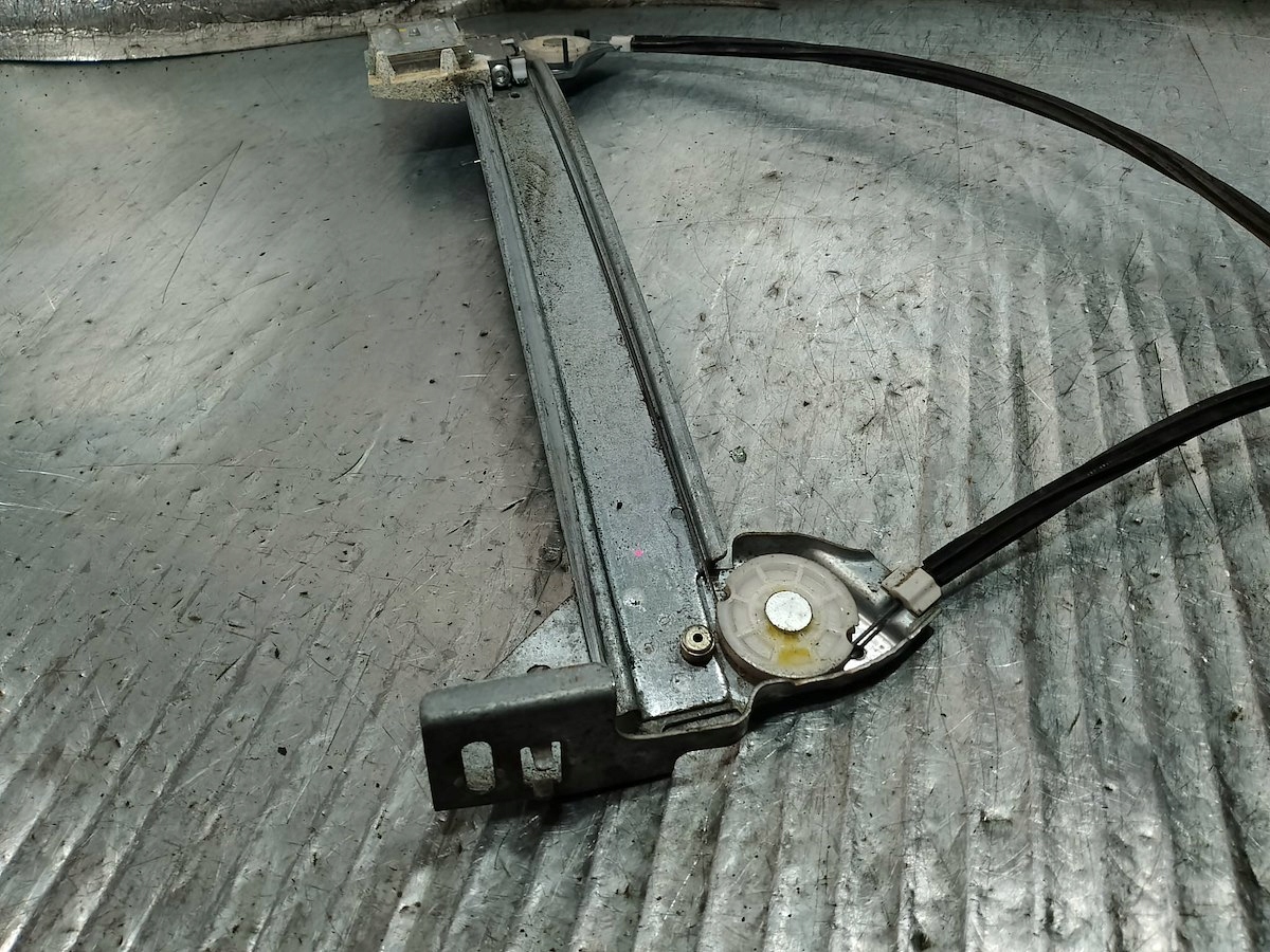 PODNOŚNIK SZYBY PRAWY PRZÓD RENAULT MEGANE II CABRIO 403242 117477 Jakość części (zgodnie z GVO) Q - oryginał z logo producenta części (OEM, OES)