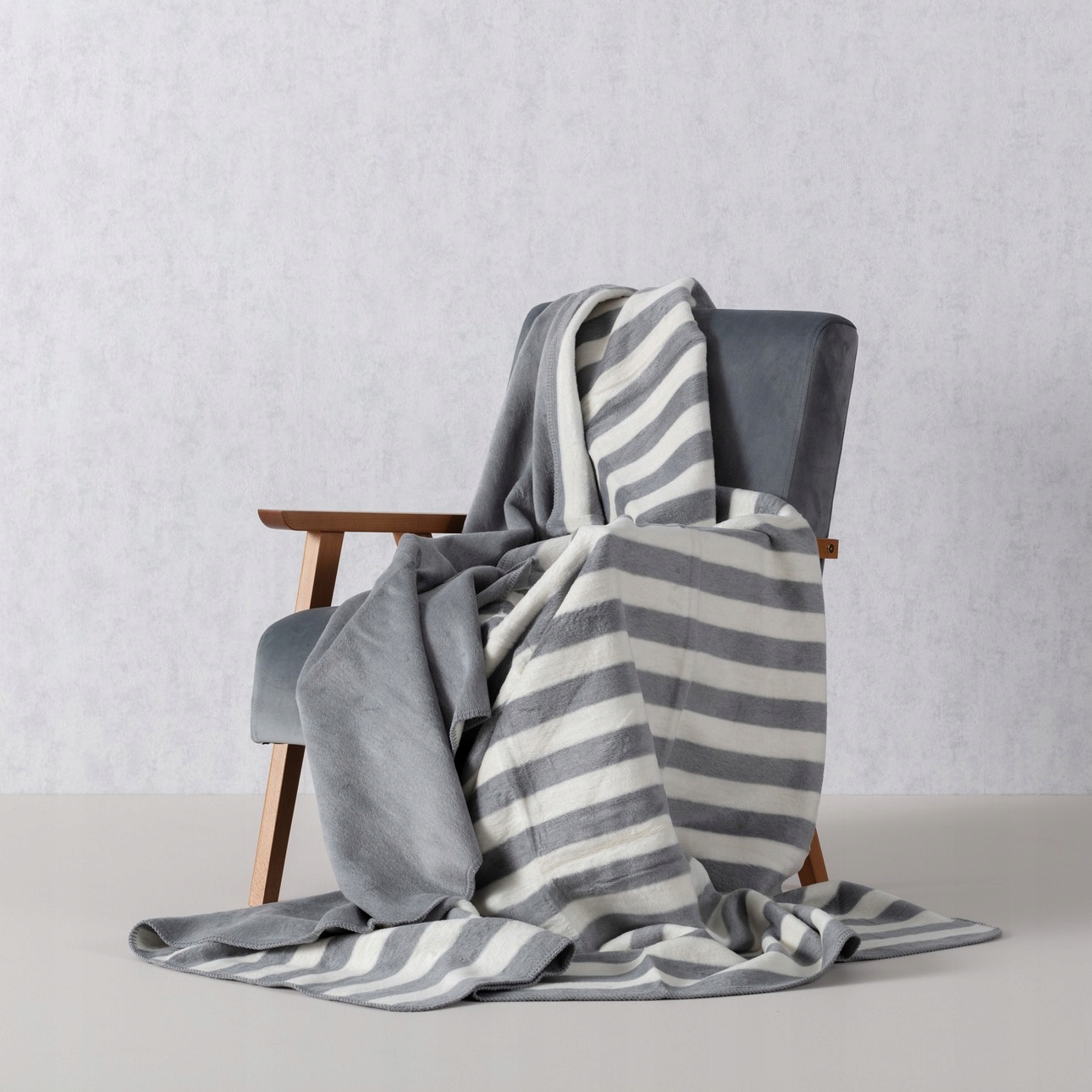 Dekoria Deka Cosy Home 150x200 cm Gray Stripes šedá