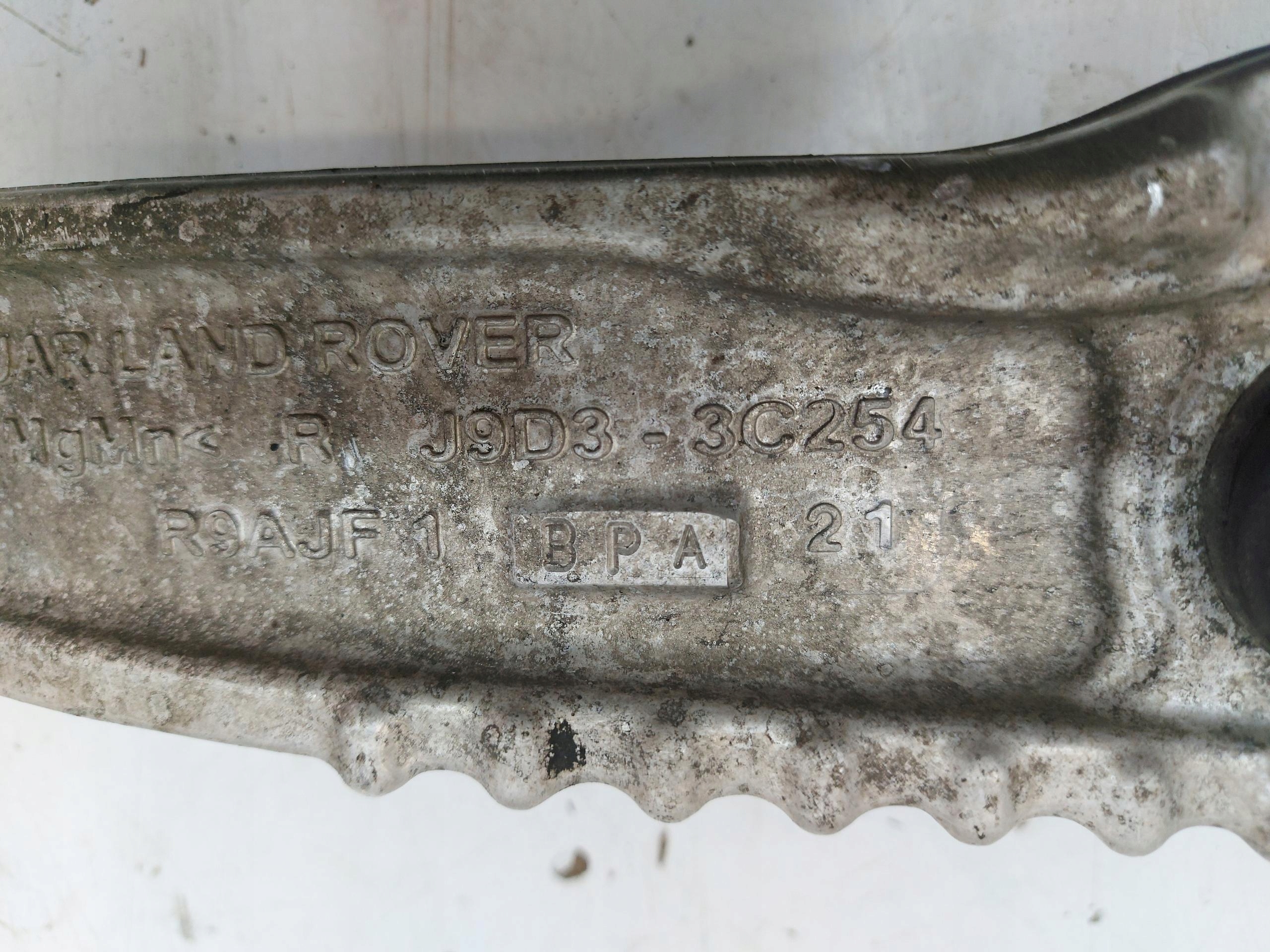 Range Rover VELAR L560 2.0d 2021r arm right front front oryg lower