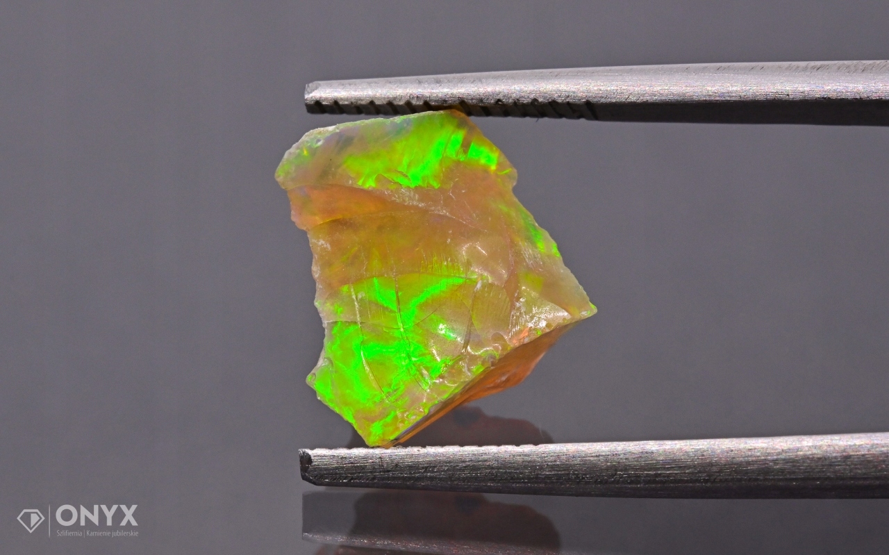 Opal z Etiopie hrudka 11x9 mm