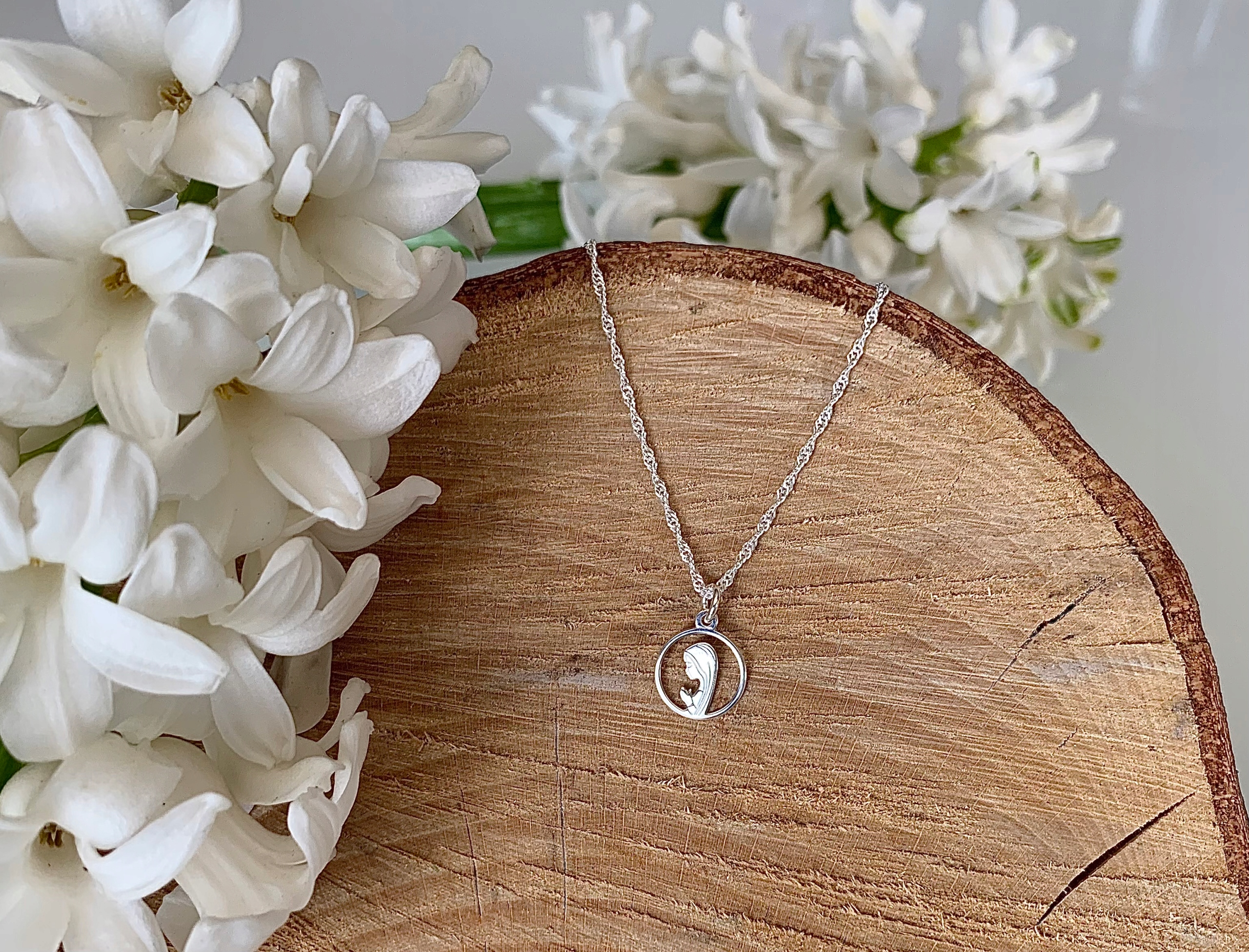 SREBRNY ŁAŃCUSZEK KOMUNIJNY MEDALIK MATKA BOSKA NA KOMUNIĘ DLA DZIEWCZYNKI Kod producenta AE80-425BF